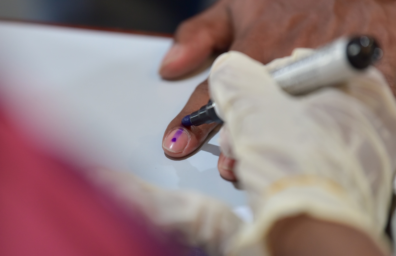 މާލެ: އޭޕްރިލް 10، 2021: މާލޭގައި ބަހައްޓާފައިވާ ވޯޓުފޮއްޓަކަށް މީހަކު ވޯޓުލުމަށްފަހު އިނގިލީގައި ވޯޓުލީކަމުގެ ފާހަގަ ޖަހަނީ.---ފޮޓޯ: ނިޝާން އަލީ/މިހާރު