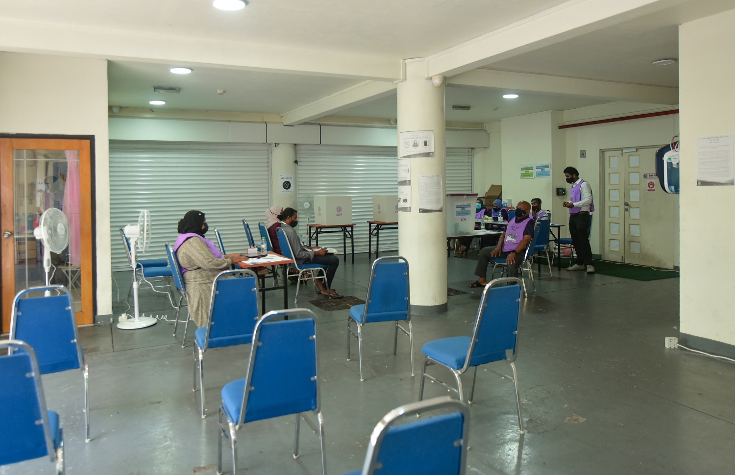 މާލެ: އޭޕްރިލް 10، 2021: މާލޭގައި ވޯޓުލާ މަރުކަޒެއްގައި ގޮނޑިތަކެއް ހުސްކޮށް.---ފޮޓޯ: ނިޝާން އަލީ/މިހާރު