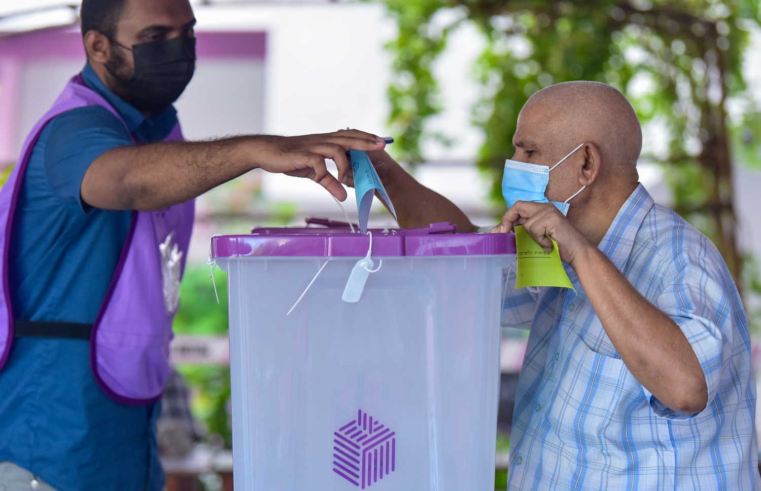 މާލެ: އޭޕްރިލް 10، 2021: މާލޭގައި ބަހައްޓާފައިވާ ވޯޓުފޮއްޓަކަށް މީހަކު ވޯޓުލަނީ.---ފޮޓޯ: ނިޝާން އަލީ/މިހާރު