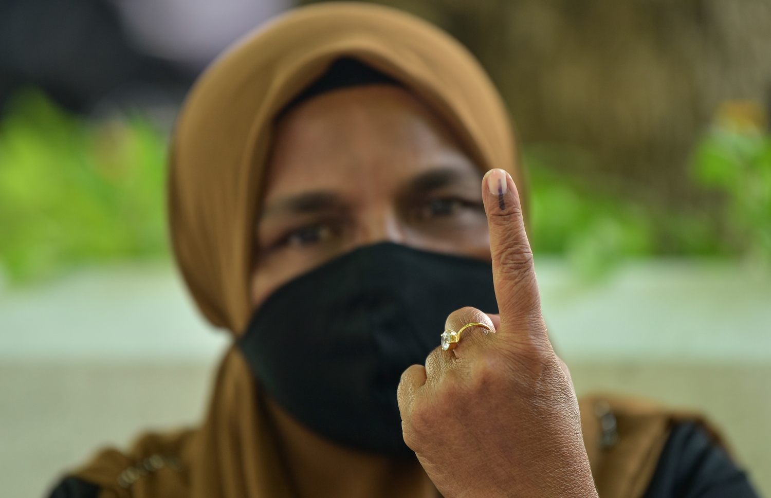 މާލެ: އޭޕްރިލް 10، 2021: ވޯޓުލުމަށްފަހު އިނގިލީގެ ނިޝާން ދައްކާލަނީ -- ފޮޓޯ: ނިޝާން އަލީ/ މިހާރު