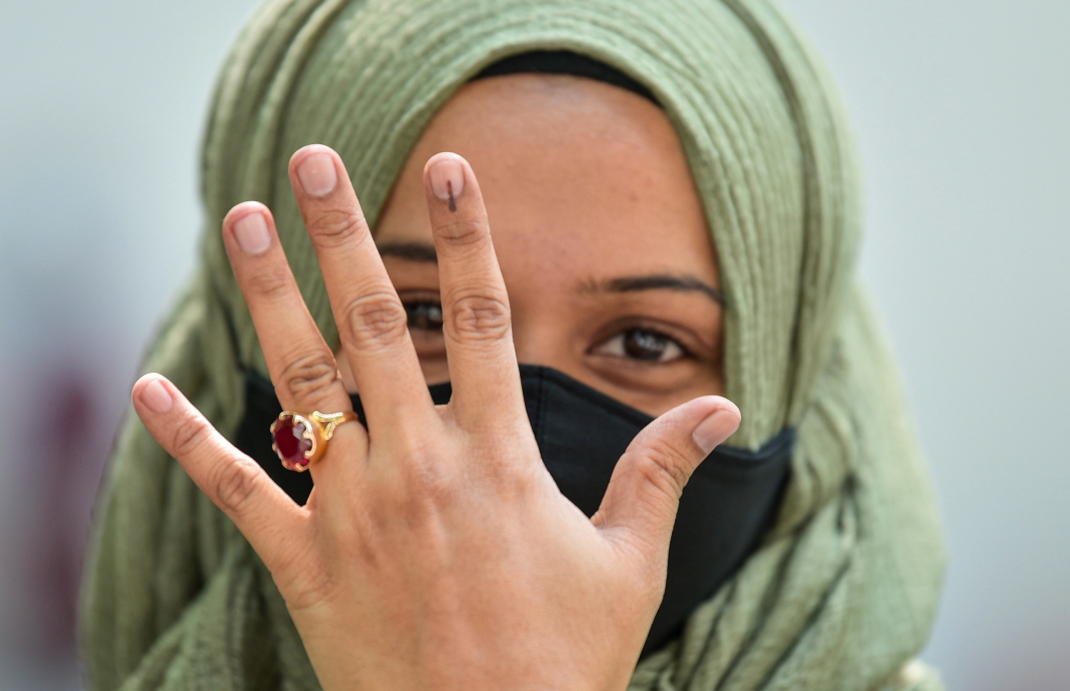 މާލެ: އޭޕްރިލް 10، 2021: ވޯޓުލުމަށްފަހު އިނގިލީގެ ނިޝާން ދައްކާލަނީ -- ފޮޓޯ: ނިޝާން އަލީ/ މިހާރު