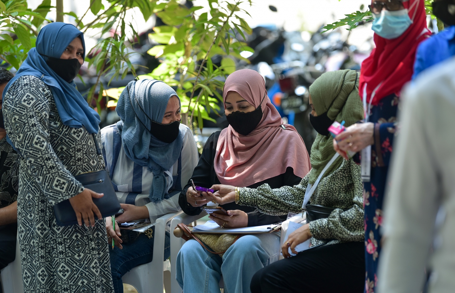 މާލެ: އޭޕްރިލް 10، 2021: ވޯޓުލާ މަރުކަޒެއްތެރޭގައި އޮފިޝަލުންތަކެއް މަޑުކޮށްލައިގެން.-- ފޮޓޯ: ނިޝާން އަލީ/ މިހާރު