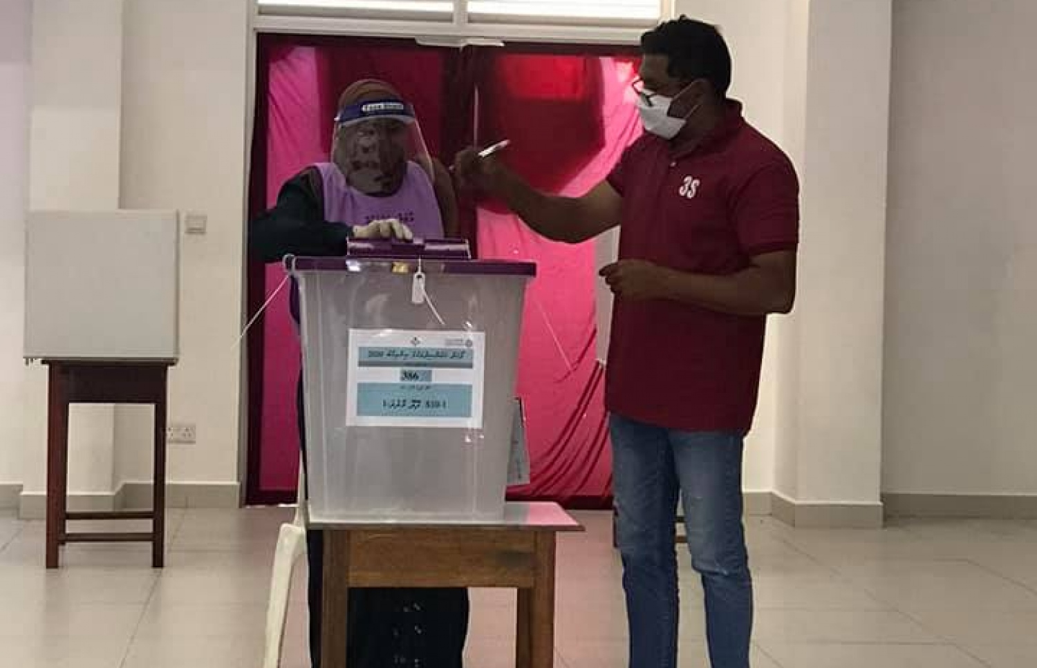 ސ. ފޭދޫ: އޭޕްރިލް 10، 2021: ލޯކަލް ކައުންސިލް އިންތިހާބުގައި ސ. ފޭދޫގައި ބަހައްޓާފައިވާ ވޯޓު ފޮއްޓަކަށް މީހަކު ވޯޓު ލަނީ--