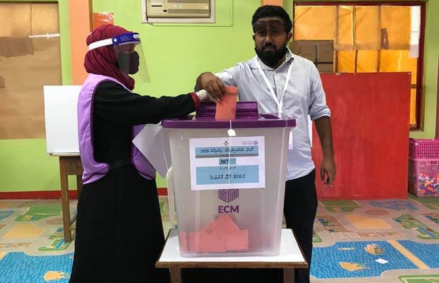 ސ. ފޭދޫ: އޭޕްރިލް 10، 2021: އިންތިހާބުގައި އައްޑޫ ސިޓީ ކައުންސިލްގެ ފޭދޫ ދާއިރާ އަށް ވާދަކުރާ އެމްޑީޕީ ކެންޑިޑޭޓް އިބްރާހީން ޝިޔާޒް ވޯޓްލަނީ.