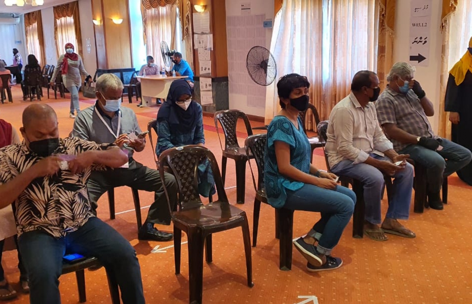 ކޮލޮމްބޯ: އޭޕްރިލް 10، 2021: ލޯކަލް ކައުންސިލް އިންތިހާބުގައި ލަންކާގެ އެމްބަސީގައި ބަހައްޓާފައިވާ ވޯޓު ފޮއްޓަށް ވޯޓުލުމަށް ބަޔަކު ކިޔޫގައި މަޑުކޮށްލައިގެން--