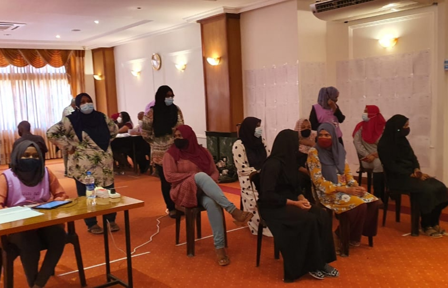 ކޮލޮމްބޯ: އޭޕްރިލް 10، 2021: ލޯކަލް ކައުންސިލް އިންތިހާބުގައި ލަންކާގެ އެމްބަސީގައި ބަހައްޓާފައިވާ ވޯޓު ފޮއްޓަށް ވޯޓުލުމަށް ބަޔަކު ކިޔޫގައި މަޑުކޮށްލައިގެން--