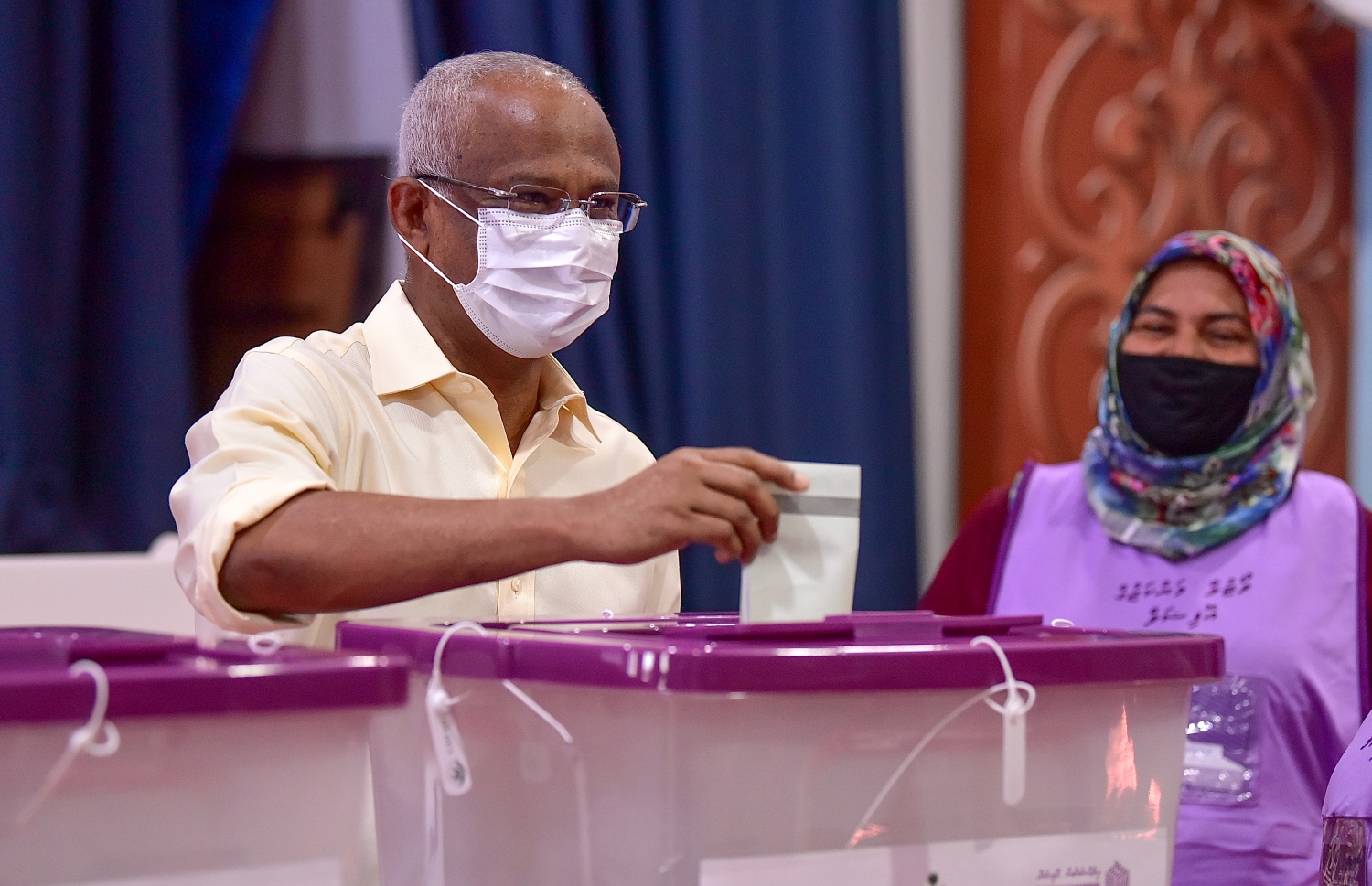 މާލެ: އޭޕްރިލް 10، 2021: ލޯކަލް ކައުންސިލް އިންތިހާބުގައި ޅ.ހިންނަވަރު ދާއިރާ އަށް ހާއްސަ ކުރެވިފައިވާ ވޯޓު ފޮއްޓަށް ރައީސް އިބްރާހިމް މުހައްމަދު ސޯލިހު ވޯޓު ލައްވަނީ.-- ފޮޓޯ: ނިޝާން އަލީ /މިހާރު