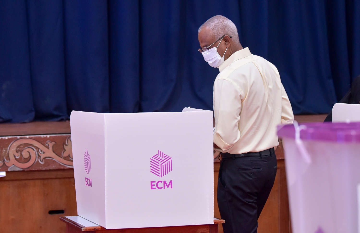 މާލެ: އޭޕްރިލް 10، 2021: ލޯކަލް ކައުންސިލް އިންތިހާބުގައި ޅ.ހިންނަވަރު ދާއިރާ އަށް ހާއްސަ ކުރެވިފައިވާ ވޯޓު ފޮއްޓަށް ރައީސް އިބްރާހިމް މުހައްމަދު ސޯލިހު ވޯޓު ދެއްވުމަށް ވޯޓު ފޮށި ކައިރިއަށް ވަޑައިގަންނަވަނީ.-- ފޮޓޯ: ނިޝާން އަލީ /މިހާރު