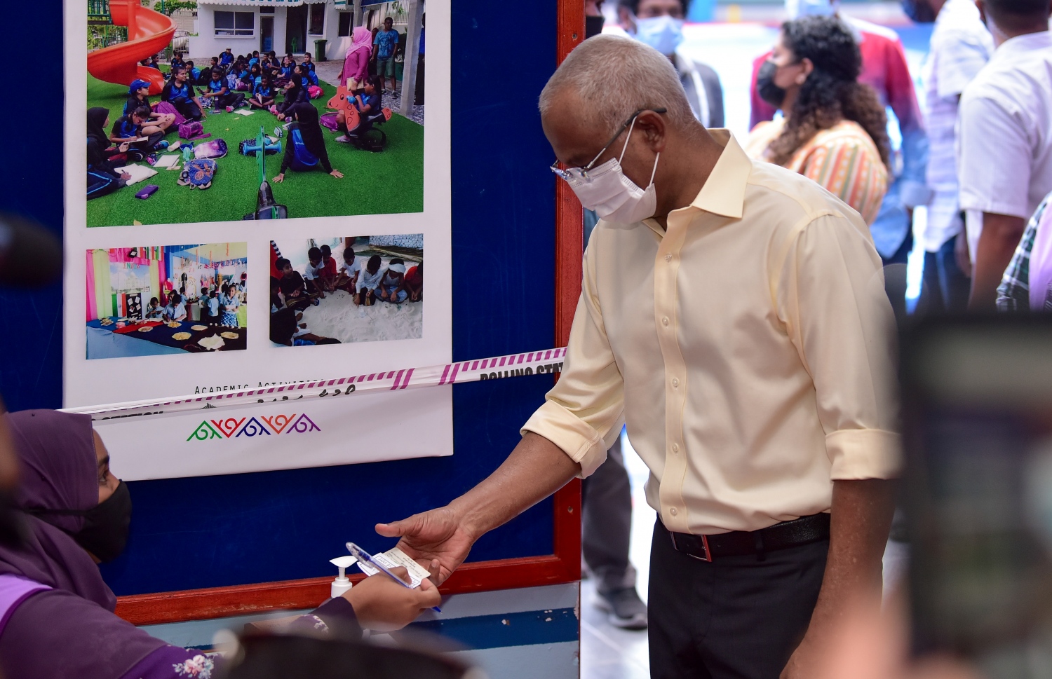 މާލެ: އޭޕްރިލް 10، 2021: ލޯކަލް ކައުންސިލް އިންތިހާބުގައި ޅ.ހިންނަވަރު ދާއިރާ އަށް ހާއްސަ ކުރެވިފައިވާ ވޯޓު ފޮއްޓަށް ރައީސް އިބްރާހިމް މުހައްމަދު ސޯލިހު ވޯޓުލައްވަނީ.-- ފޮޓޯ: ނިޝާން އަލީ /މިހާރު