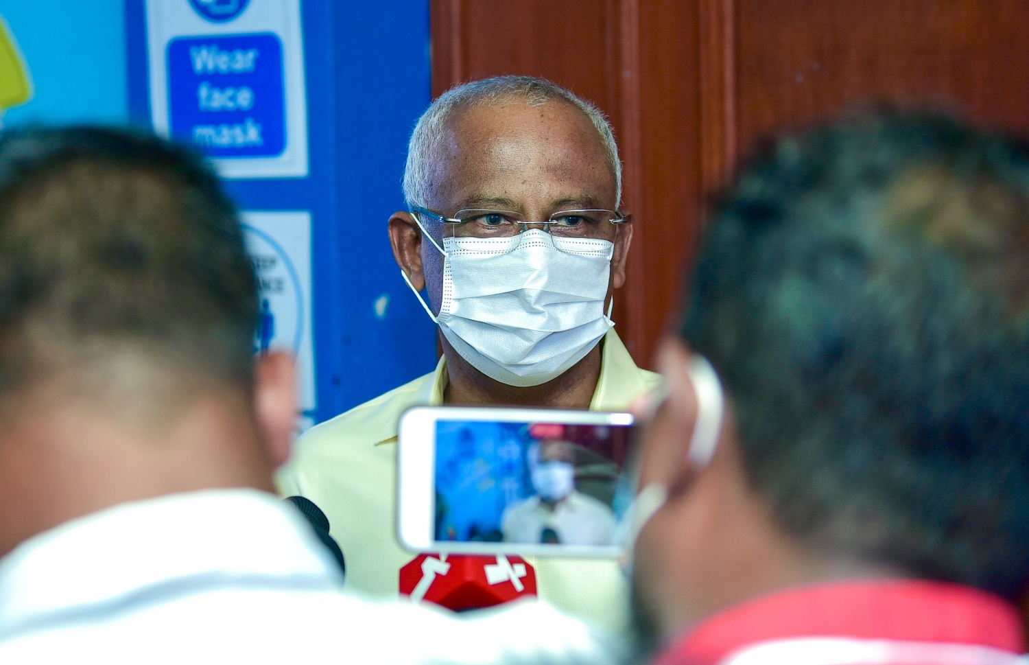 މާލެ: އޭޕްރިލް 10، 2021: ލޯކަލް ކައުންސިލް އިންތިހާބުގައި ޅ.ހިންނަވަރު ދާއިރާ އަށް ހާއްސަ ކުރެވިފައިވާ ވޯޓު ފޮއްޓަށް ވޯޓުލެއްވުމަށްފަހު، ރައީސް އިބްރާހިމް މުހައްމަދު ސޯލިހު ނޫސްވެރިންނާ ވާހަކަ ދައްކަވަނީ.-- ފޮޓޯ: ނިޝާން އަލީ /މިހާރު