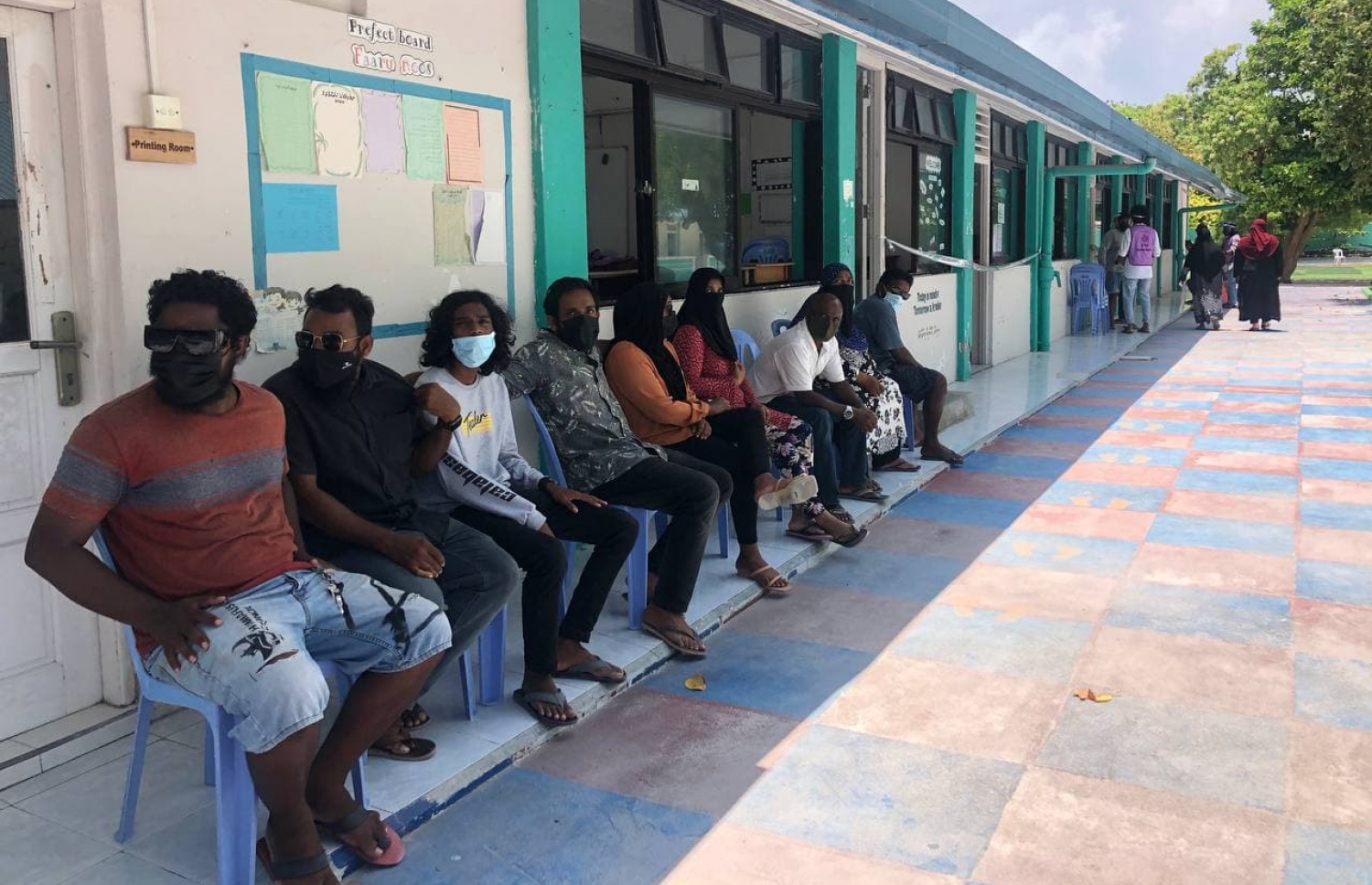 ކ. ހިންމަފުށި: އޭޕްރިލް 10، 2021: ލޯކަލް ކައުންސިލް އިންތިހާބުގައި ހިންމަފުށި ވޯޓުލާ މަރުކަޒުގައި ބަޔަކު ވޯޓުލުމަށް ކިޔޫގައި މަޑުކޮށްލައިގެން.-- ފޮޓޯ: ޝާމިލް