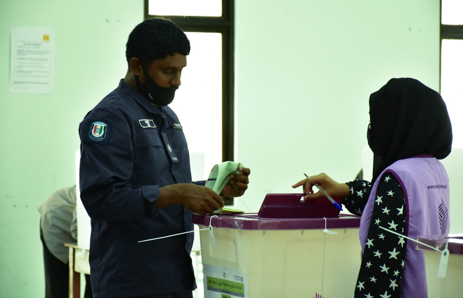 ބ. އޭދަފުށި: އޭޕްރިލް 10، 2021: ލޯކަލް ކައުންސިލް އިންތިހާބުގައި އޭދަފުށި ވޯޓުލާ މަރުކަޒުގައި މީހަކު ވޯޓު ލަނީ.-- ފޮޓޯ: ނިޔަމި