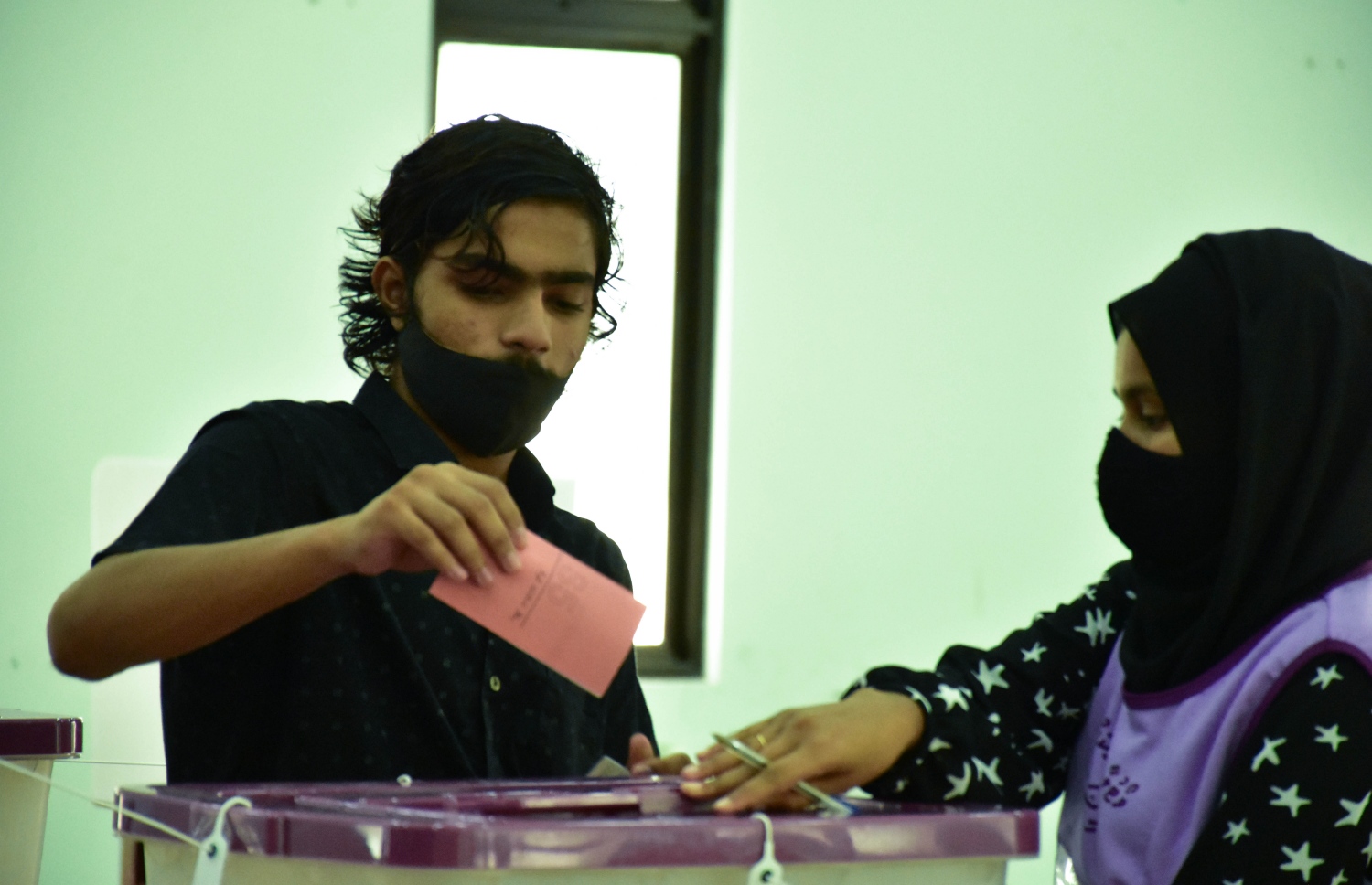 ބ. އޭދަފުށި: އޭޕްރިލް 10، 2021: ލޯކަލް ކައުންސިލް އިންތިހާބުގައި އޭދަފުށި ވޯޓުލާ މަރުކަޒުގައި މީހަކު ވޯޓު ލަނީ.-- ފޮޓޯ: ނިޔަމި