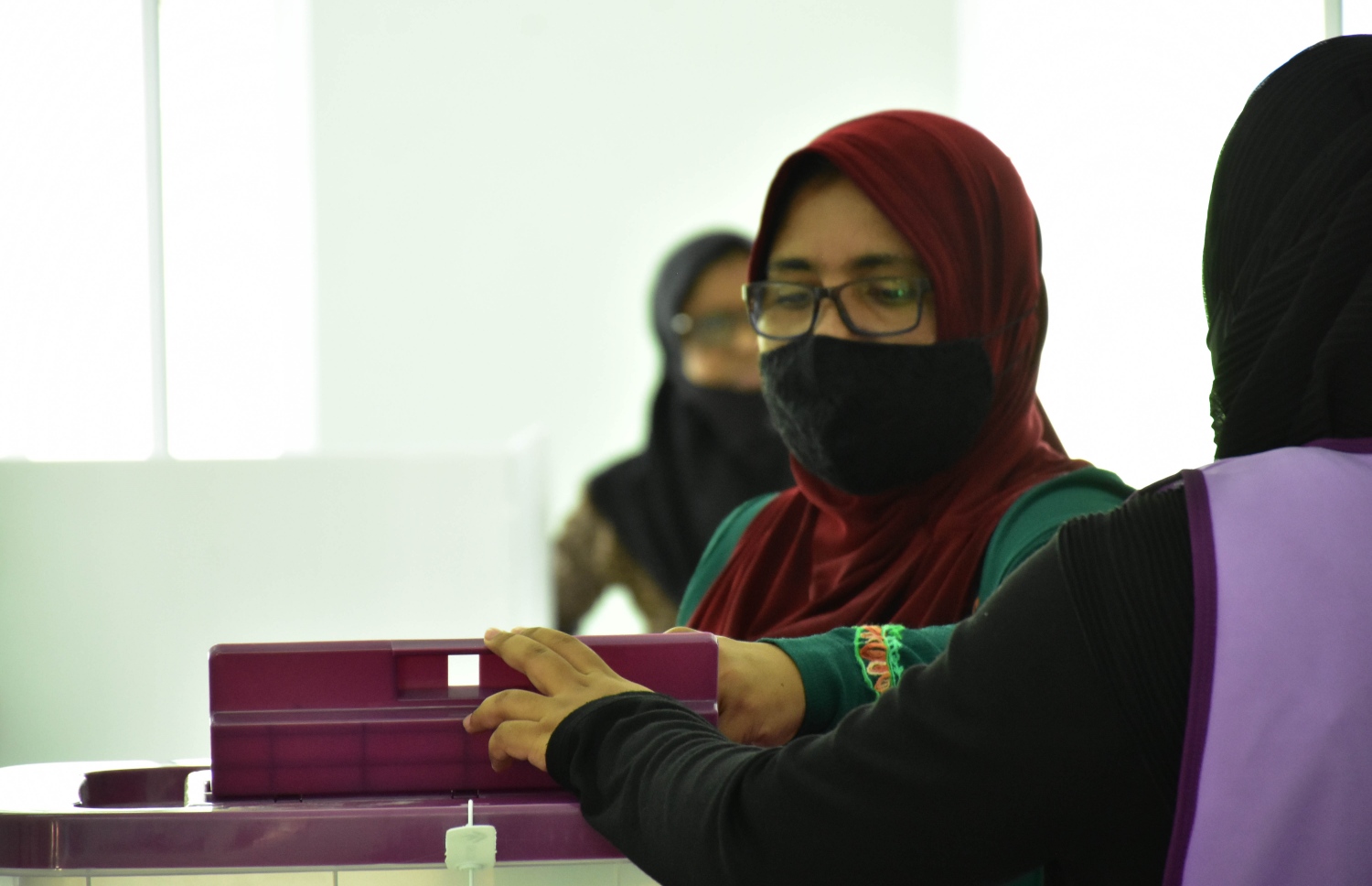 ބ. އޭދަފުށި: އޭޕްރިލް 10، 2021: ލޯކަލް ކައުންސިލް އިންތިހާބުގައި އޭދަފުށި ވޯޓުލާ މަރުކަޒުގައި މީހަކު ވޯޓު ލަނީ.-- ފޮޓޯ: ނިޔަމި