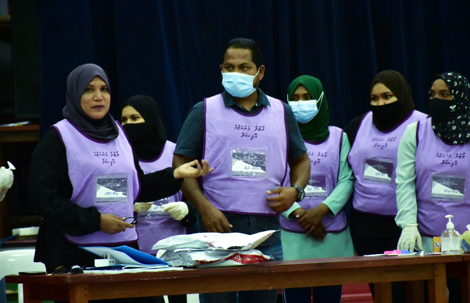 ބ. އޭދަފުށި: އޭޕްރިލް 10، 2021: ލޯކަލް ކައުންސިލް އިންތިހާބުގައި އޭދަފުށި ވޯޓުލާ މަރުކަޒުގައި އޮފިޝަލުންތަކެއް މަޑުކޮށްލައިގެން.-- ފޮޓޯ: ނިޔަމި