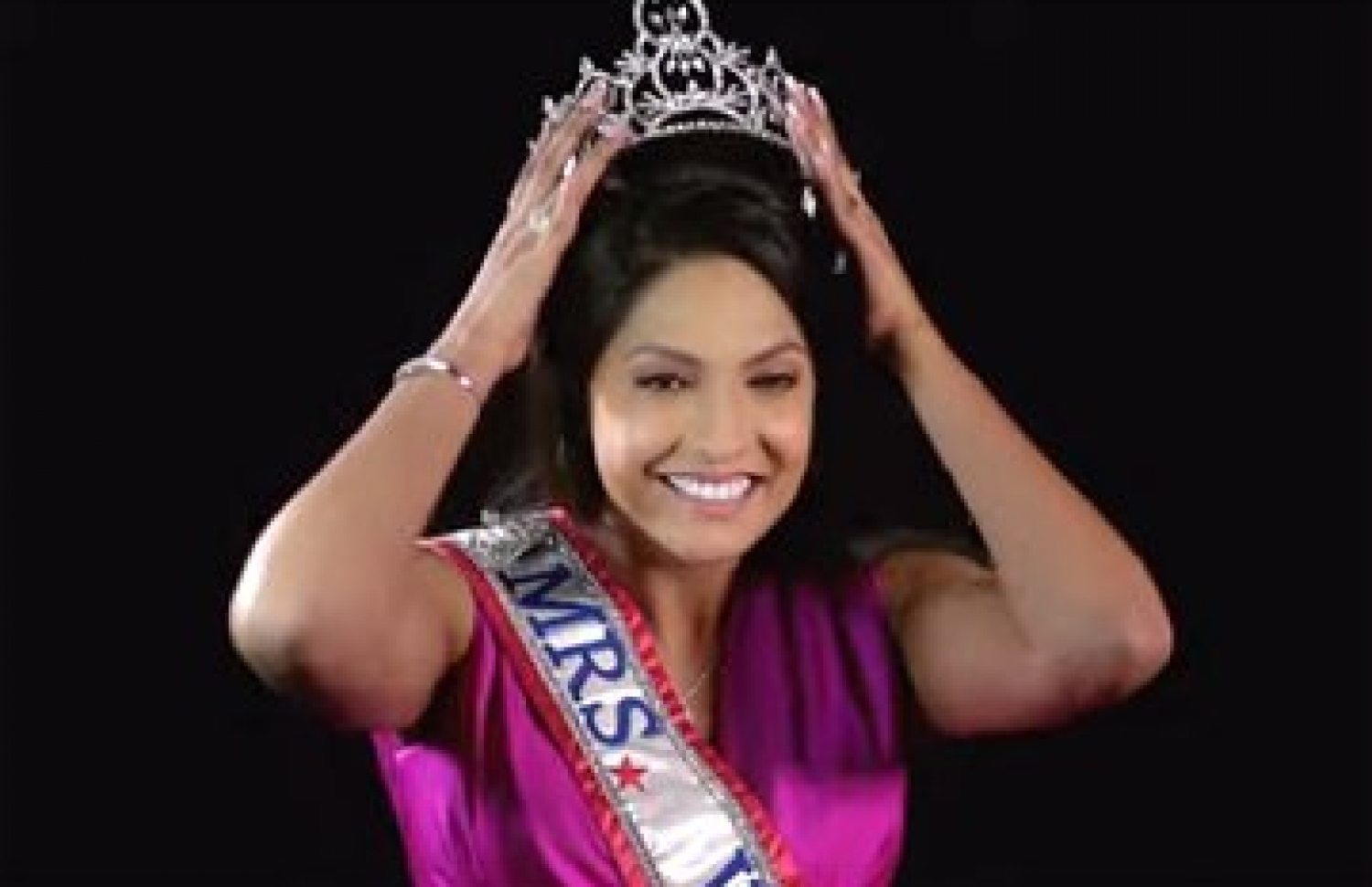 ރީތީގެ ރާނީގެ މަގާމަށް 2019 ވަނަ އަހަރު ހޮވުނު ކެރޮލިން ޖޫރީ ތާޖް ނަގަނީ. --ފޮޓޯ:ކޮލަމްބޯ ގެޒެޓް