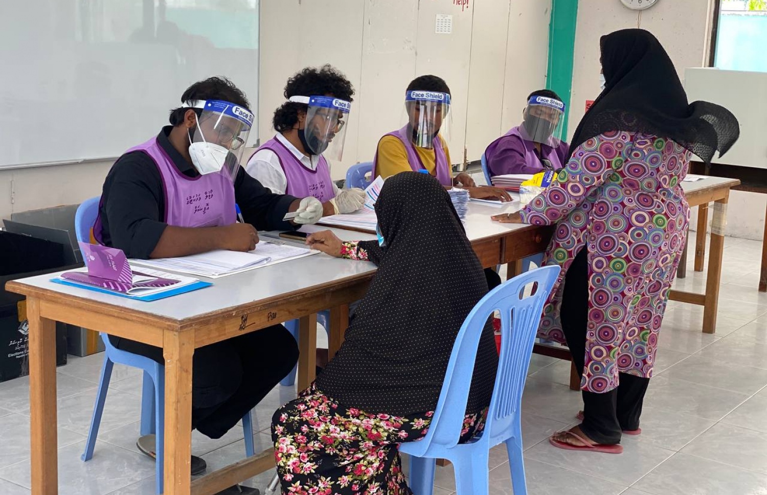 ކ.ހިންމަފުށީ ކައުންސިލުގެ ރައީސް ކަމަށް ވާދަކުރައްވާ ދެބެއިން ކަމަށްވާ ފަރުހާދު އިބްރާހިމް އާއި ޝާން އިބްރާހިމްގެ މަންމަ ވޯޓު ލުމަށްޓަކައި ވޯޓު ލާ މަރުކަޒުގައި.--