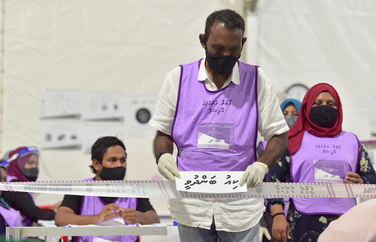 މާލެ: އޭޕްރިލް 10، 2021: ލޯކަލް ކައުންސިލް އިންތިހާބުގައި ވޯޓުލުމުގެ ގަޑި ހަމަވުމުން ވޯޓުލާ މަރުކަޒެއްގައި އޮފިޝަލަކު ކިޔު ބަންދުވީ ކަމުގެ ބޯޑު އަޅުވަނީ.-- ފޮޓޯ: ނިޝާން އަލީ /މިހާރު