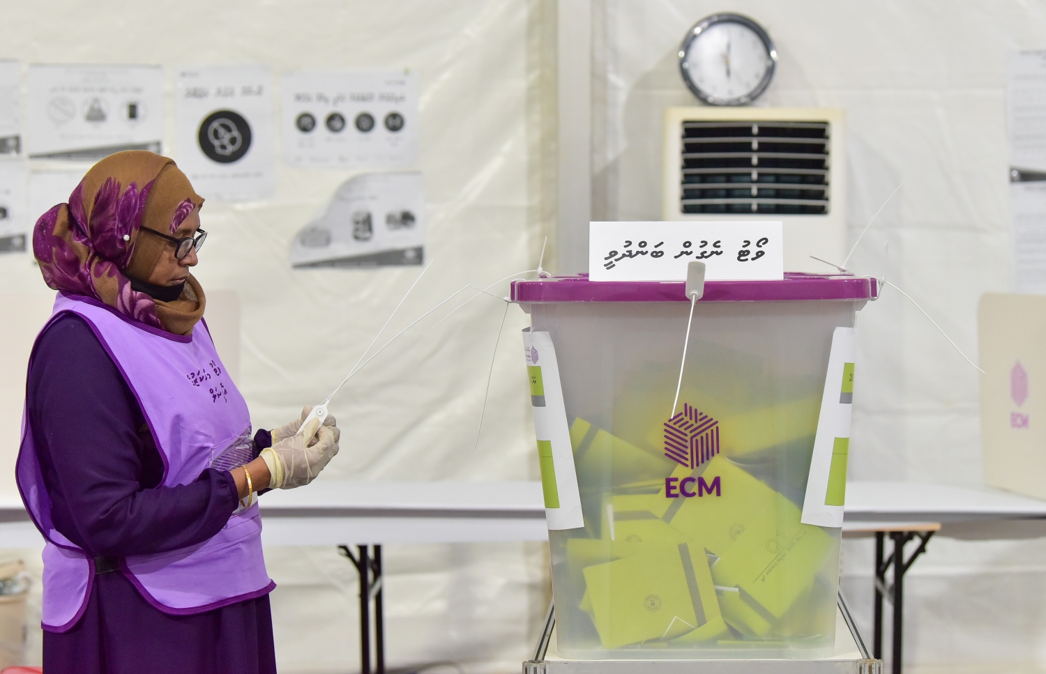 މާލެ: އޭޕްރިލް 10، 2021: ލޯކަލް ކައުންސިލް އިންތިހާބުގައި ވޯޓުލުމުގެ ގަޑި ހަމަވުމުން ވޯޓުލާ މަރުކަޒެއްގައި ހުރި ވޯޓު ފޮއްޓެއްގައި ވޯޓުލުން ބަންދުވީ ކަމުގެ ބޯޑެއް ބަހައްޓާފައި.-- ފޮޓޯ: ނިޝާން އަލީ /މިހާރު