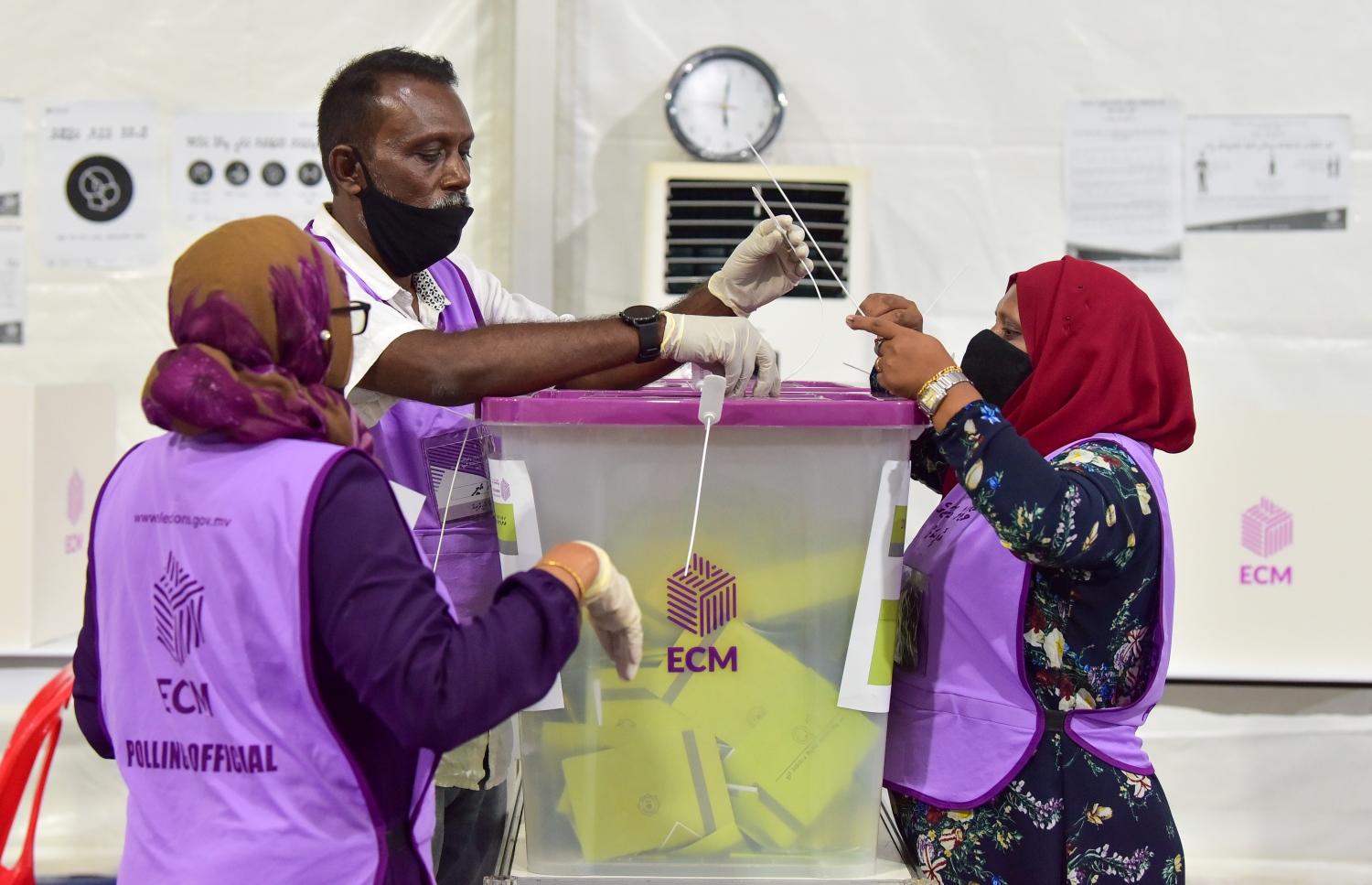 މާލެ: އޭޕްރިލް 10، 2021: ލޯކަލް ކައުންސިލް އިންތިހާބުގައި ވޯޓުލުމުގެ ގަޑި ހަމަވުމުން ވޯޓުލާ މަރުކަޒެއްގައި އޮފިޝަލުންތަކެއް ވޯޓު ފޮއްޓެއް ބަންދު ކުރަނީ.-- ފޮޓޯ: ނިޝާން އަލީ /މިހާރު