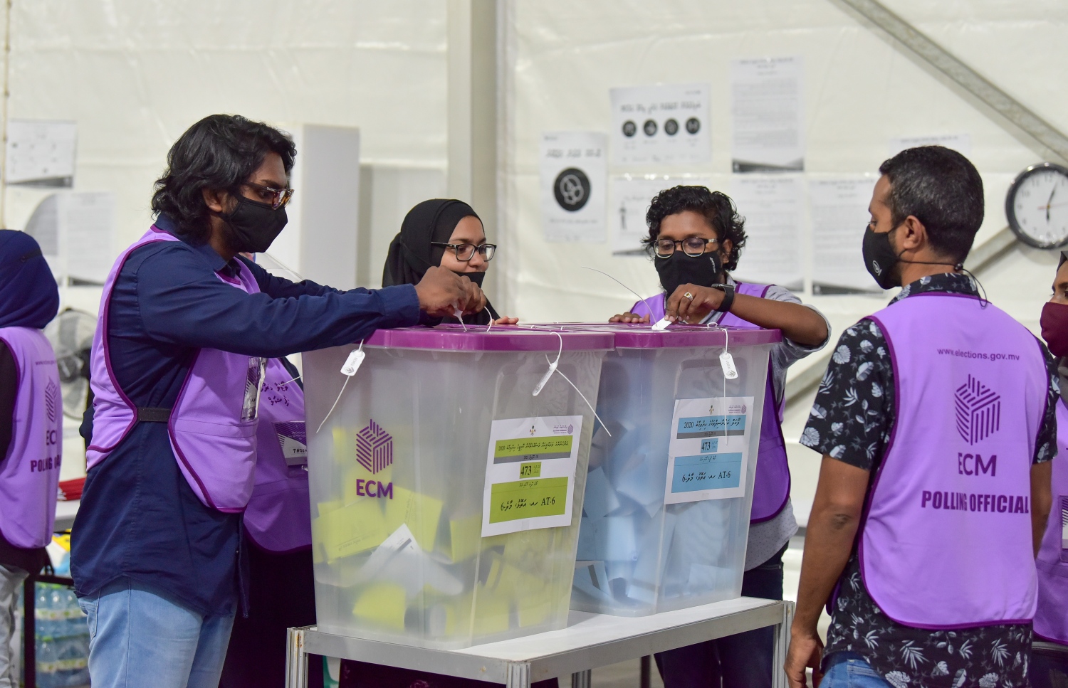 މާލެ: އޭޕްރިލް 10، 2021: ލޯކަލް ކައުންސިލް އިންތިހާބުގައި ވޯޓުލުމުގެ ގަޑި ހަމަވުމުން ވޯޓުލާ މަރުކަޒެއްގައި އޮފިޝަލުންތަކެއް ވޯޓު ފޮށިތަކެއް ބަންދު ކުރަނީ.-- ފޮޓޯ: ނިޝާން އަލީ /މިހާރު