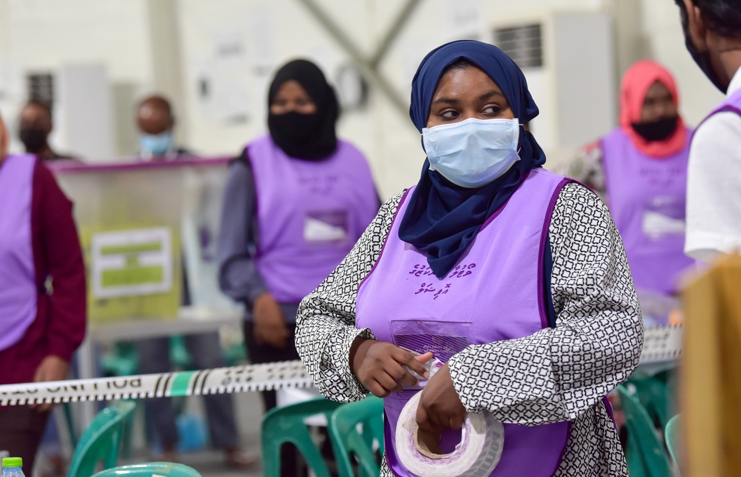 މާލެ: އޭޕްރިލް 10، 2021: ލޯކަލް ކައުންސިލް އިންތިހާބުގައި ވޯޓުލުމުގެ ގަޑި ހަމަވުމުން ވޯޓުލާ މަރުކަޒެއްގައި އޮފިޝަލަކު ކިޔު ބަންދުވީ ކަމުގެ ޓޭޕް ދަމަނީ.-- ފޮޓޯ: ނިޝާން އަލީ /މިހާރު