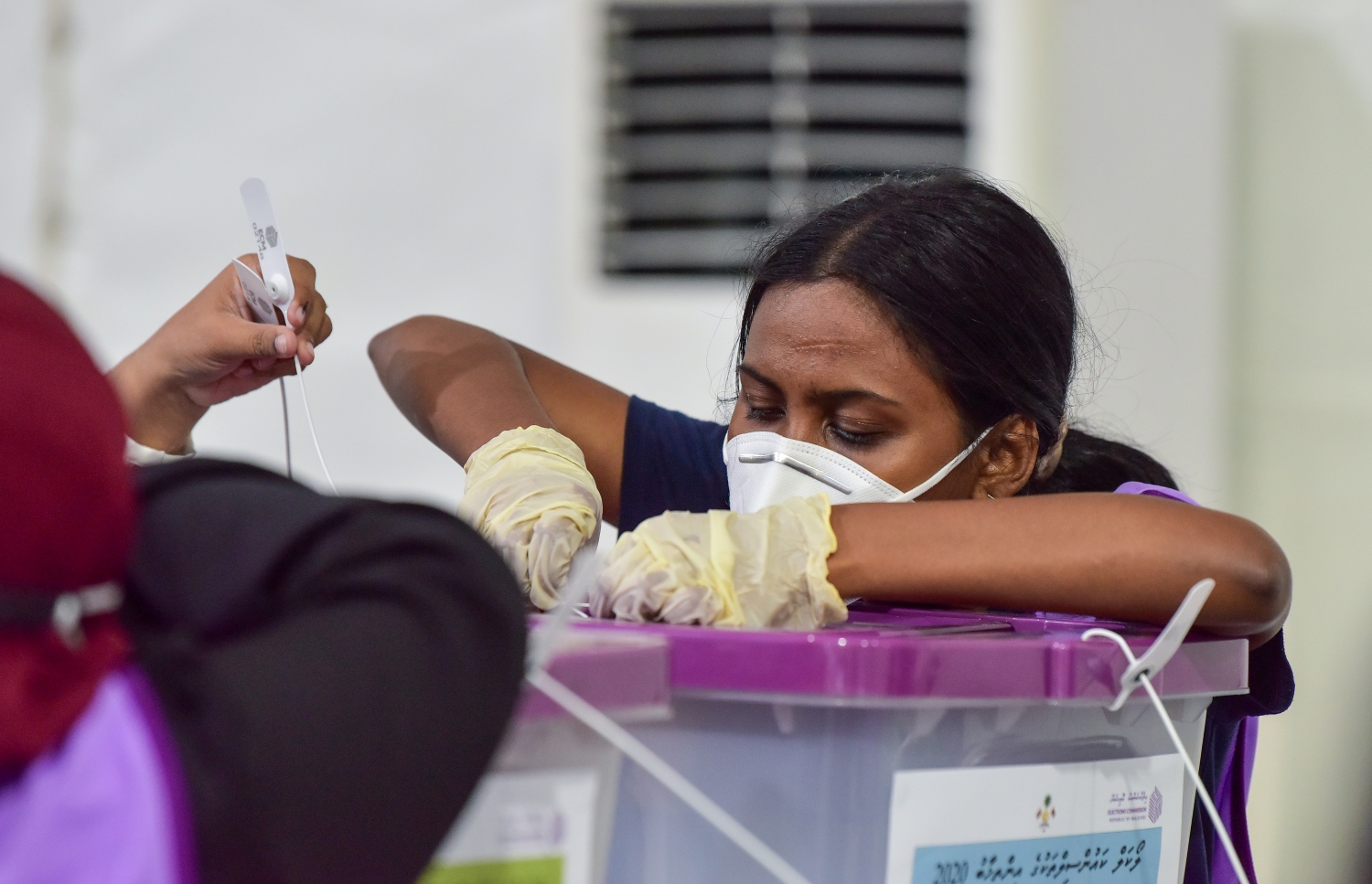 މާލެ: އޭޕްރިލް 10، 2021: ލޯކަލް ކައުންސިލް އިންތިހާބުގައި ވޯޓުލުމުގެ ގަޑި ހަމަވުމުން ވޯޓުލާ މަރުކަޒެއްގައި އޮފިޝަލަކު ވޯޓު ފޮށި ބަންދުކުރަނީ.-- ފޮޓޯ: ނިޝާން އަލީ /މިހާރު