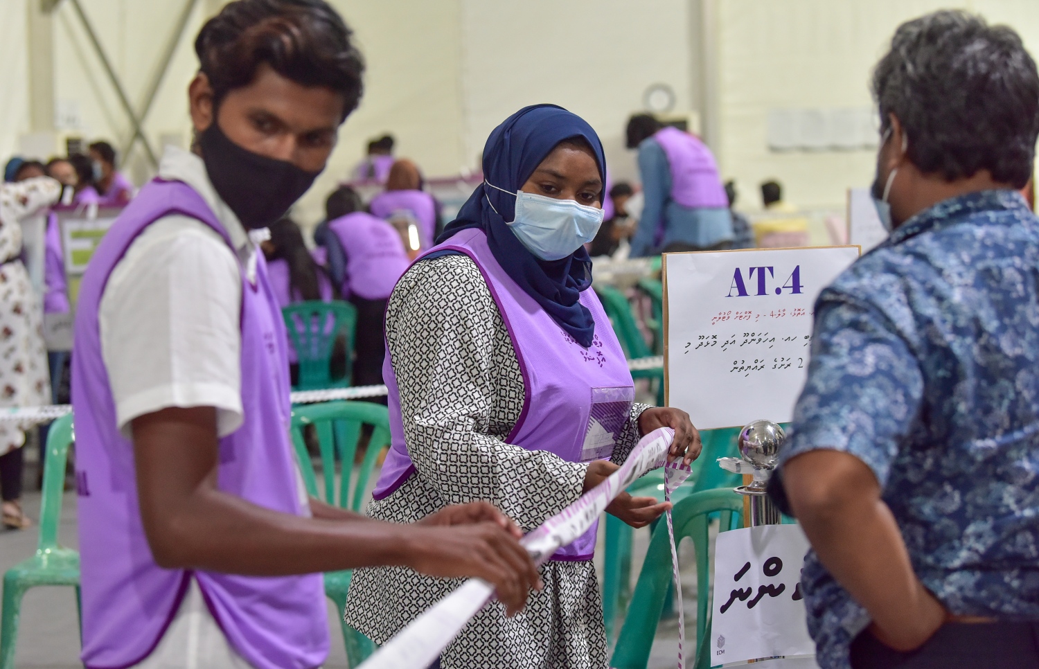 މާލެ: އޭޕްރިލް 10، 2021: ލޯކަލް ކައުންސިލް އިންތިހާބުގައި ވޯޓުލުމުގެ ގަޑި ހަމަވުމާއެކު ވޯޓުލާ މަރުކަޒުގައި އޮފިޝަލުން ކިޔޫ ބަންދު ކުރުމަށް ޓޭޕު ދަމަނީ.-- ފޮޓޯ: ނިޝާން އަލީ /މިހާރު