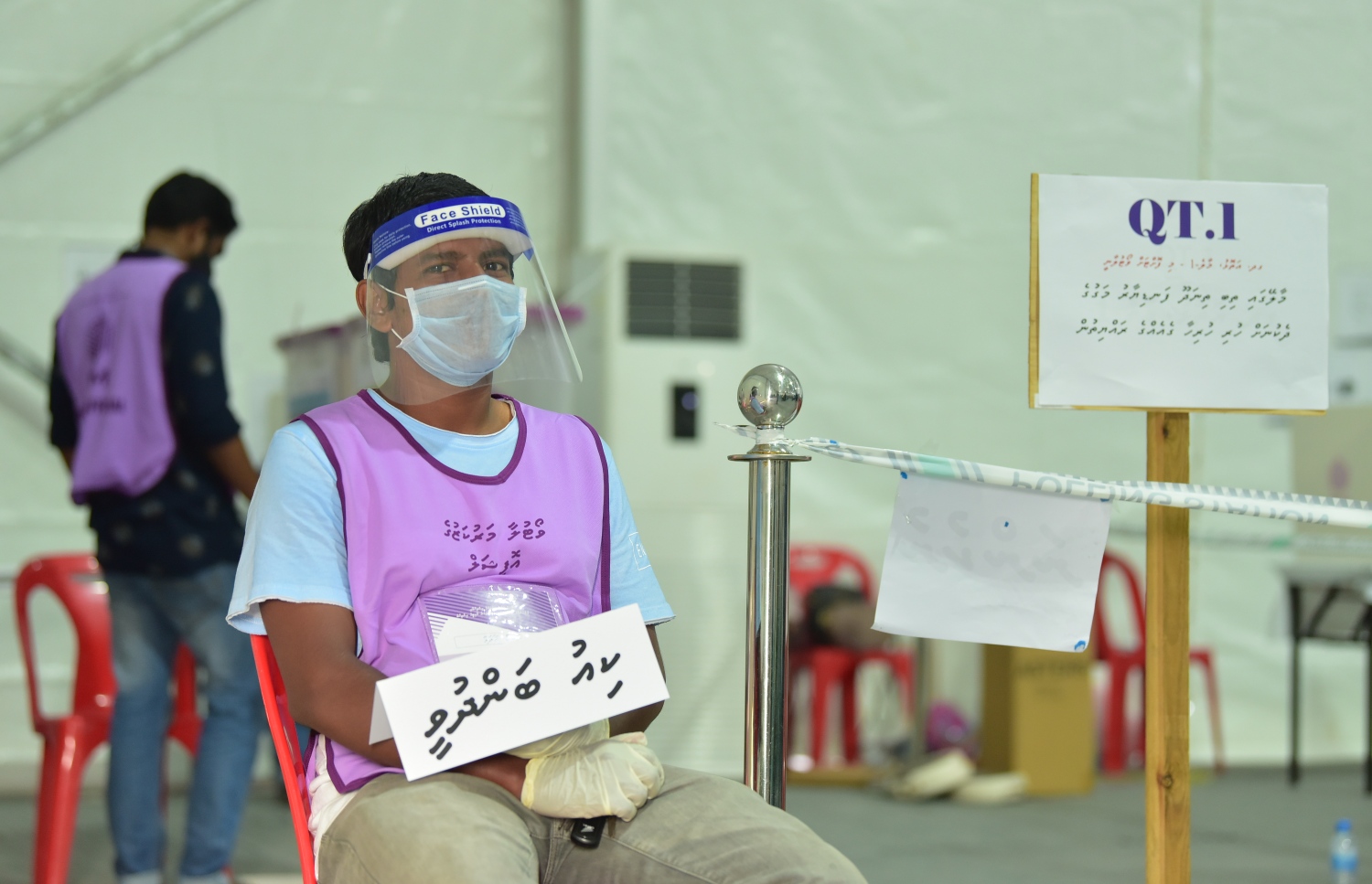 މާލެ: އޭޕްރިލް 10، 2021: ލޯކަލް ކައުންސިލް އިންތިހާބުގައި ވޯޓުލުމުގެ ގަޑި ހަމަވުމުން ވޯޓުލާ މަރުކަޒެއްގައި އޮފިޝަލަކު ކިޔު ބަންދުވީ ކަމުގެ ބޯޑެއް ހިފައިގެން.-- ފޮޓޯ: ނިޝާން އަލީ /މިހާރު