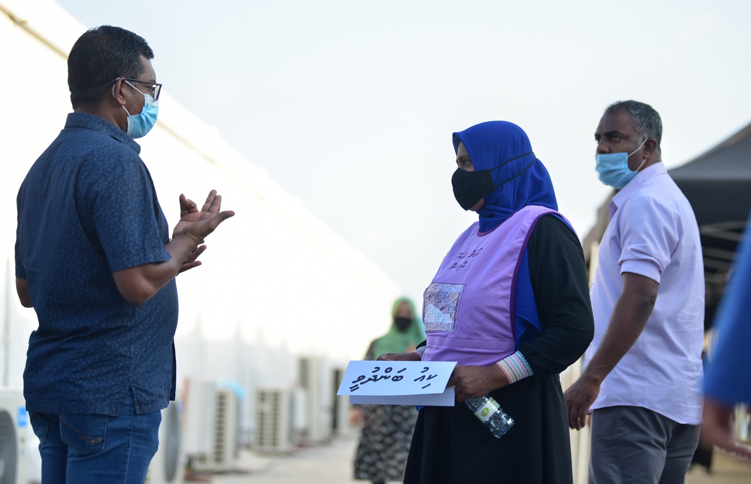 މާލެ: އޭޕްރިލް 10، 2021: ލޯކަލް ކައުންސިލް އިންތިހާބުގައި ވޯޓުލުމުގެ ގަޑި ހަމަވުމާއެކު ވޯޓުލާ މަރުކަޒުގައި ހުރި މީހަކު ވޯޓު ނުލެވުމުން ކަންބޮޑުވުން ފާޅުކުރަނީ.-- ފޮޓޯ: ނިޝާން އަލީ /މިހާރު