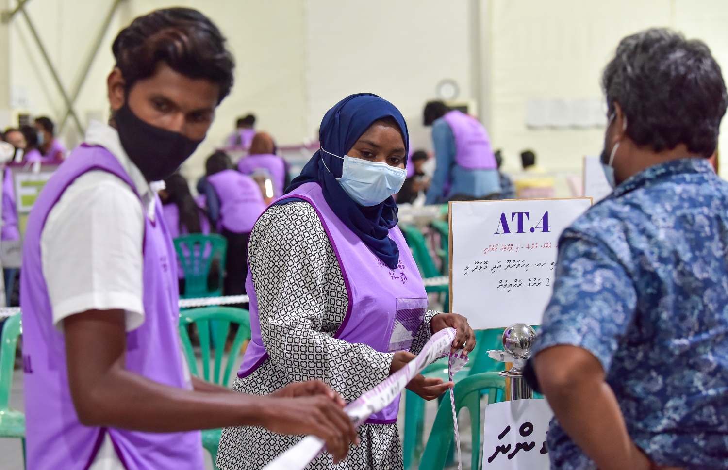 މާލެ: އޭޕްރިލް 10، 2020: ލޯކަލް ކައުންސިލް އިންތިހާބުގެ ވޯޓު ލުމުގެ ވަގުތު ހަމަވުމާއެކު ވޯޓުލުމަށް އޮތް ކިޔު ބަންދު ކުރަނީ.-- ފޮޓޯ: އަހުމަދު އަވްޝަން އިލްޔާސް /މިހާރު