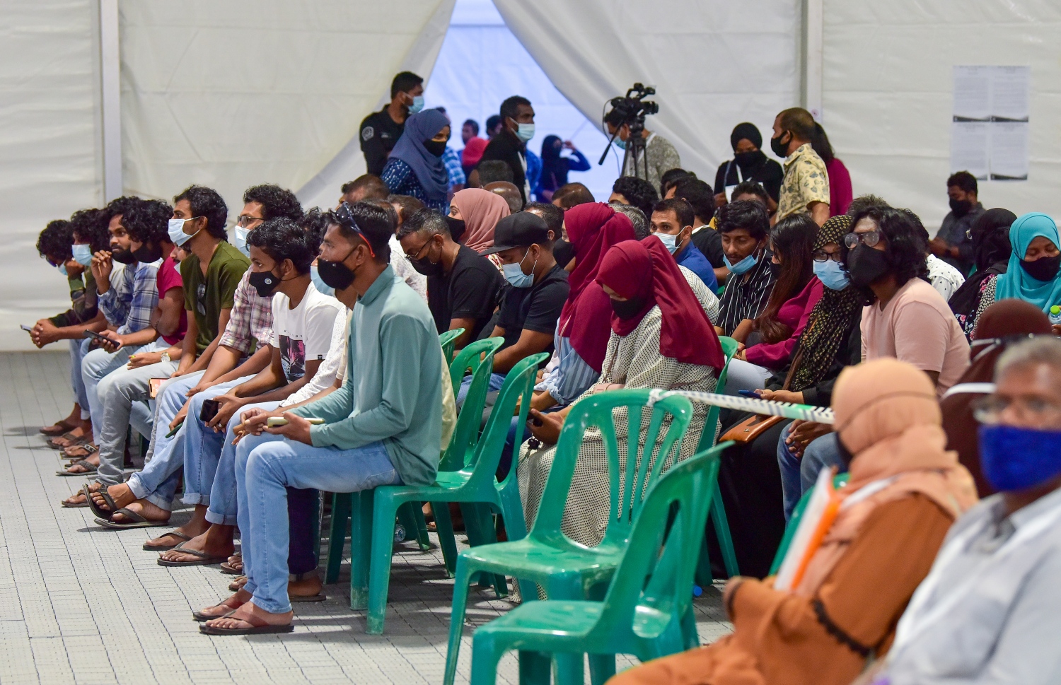 މާލެ: އޭޕްރިލް 10، 2020: ލޯކަލް ކައުންސިލް އިންތިހާބުގެ ވޯޓު ގުނުމުގެ މަސައްކަތް ފެށިގެން ދާއިރު، އޮބްޒާވަރުންތަކެއް މަރުކަޒު ތެރޭގައި މަޑުކޮށްލައިގެން.-- ފޮޓޯ: އަހުމަދު އަވްޝަން އިލްޔާސް /މިހާރު