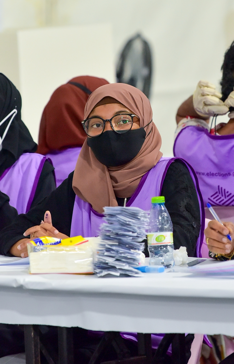 މާލެ: އޭޕްރިލް 10، 2020: ލޯކަލް ކައުންސިލް އިންތިހާބުގައި އޮފިޝަލަކު ޑެސްކު ކައިރީގައި މަޑުކޮށްލައިގެން.-- ފޮޓޯ: އަހުމަދު އަވްޝަން އިލްޔާސް /މިހާރު