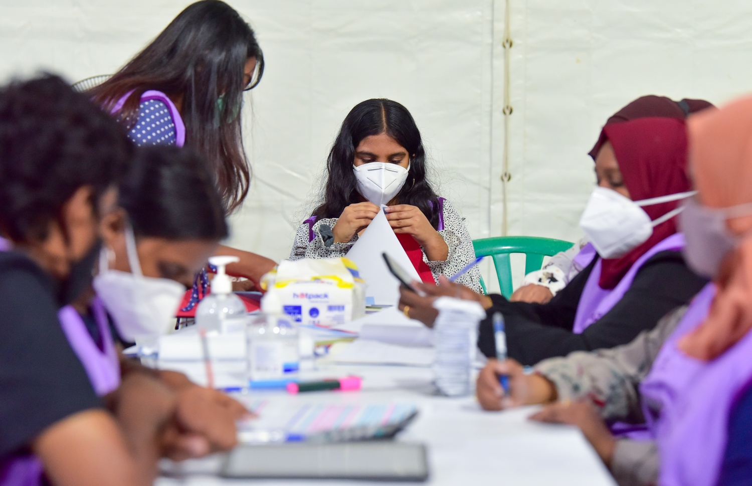 މާލެ: އޭޕްރިލް 10، 2020: ލޯކަލް ކައުންސިލް އިންތިހާބުގެ ވޯޓު ގުނުމުގެ މަސައްކަތް ކުރިއަށް ދަނީ.-- ފޮޓޯ: އަހުމަދު އަވްޝަން އިލްޔާސް /މިހާރު