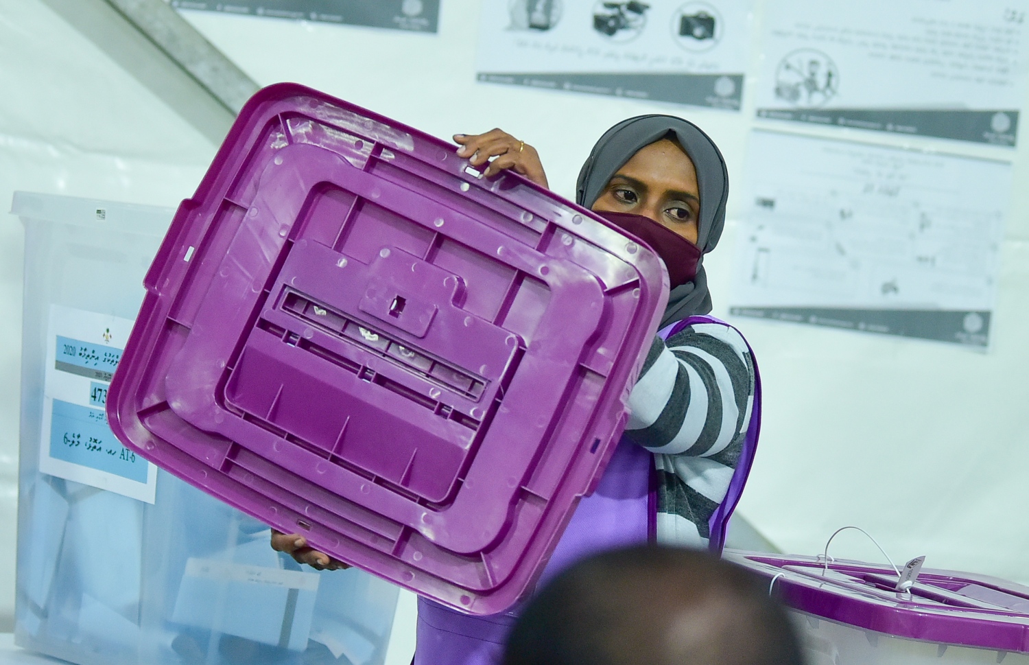 މާލެ: އޭޕްރިލް 10، 2020: ލޯކަލް ކައުންސިލް އިންތިހާބުގެ ވޯޓު ގުނުމުގެ މަސައްކަތް ކުރިއަށް ދަނީ.-- ފޮޓޯ: އަހުމަދު އަވްޝަން އިލްޔާސް /މިހާރު