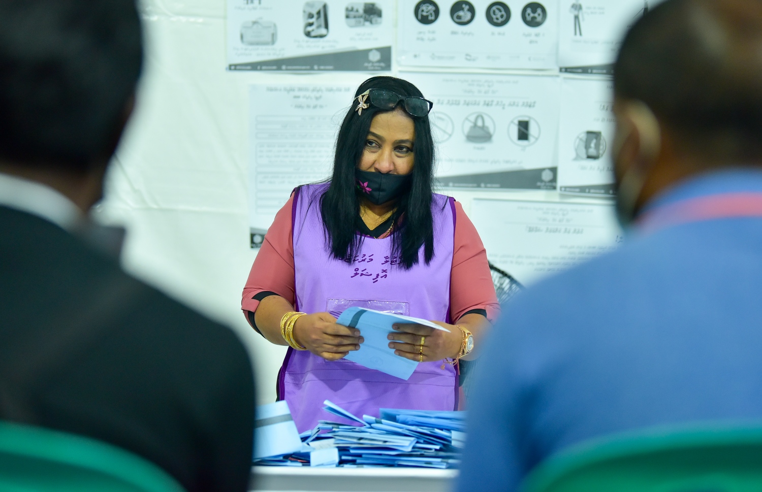 މާލެ: އޭޕްރިލް 10، 2020: ލޯކަލް ކައުންސިލް އިންތިހާބުގެ ވޯޓު ގުނުމުގެ މަސައްކަތް ކުރިއަށް ދަނީ.-- ފޮޓޯ: އަހުމަދު އަވްޝަން އިލްޔާސް /މިހާރު