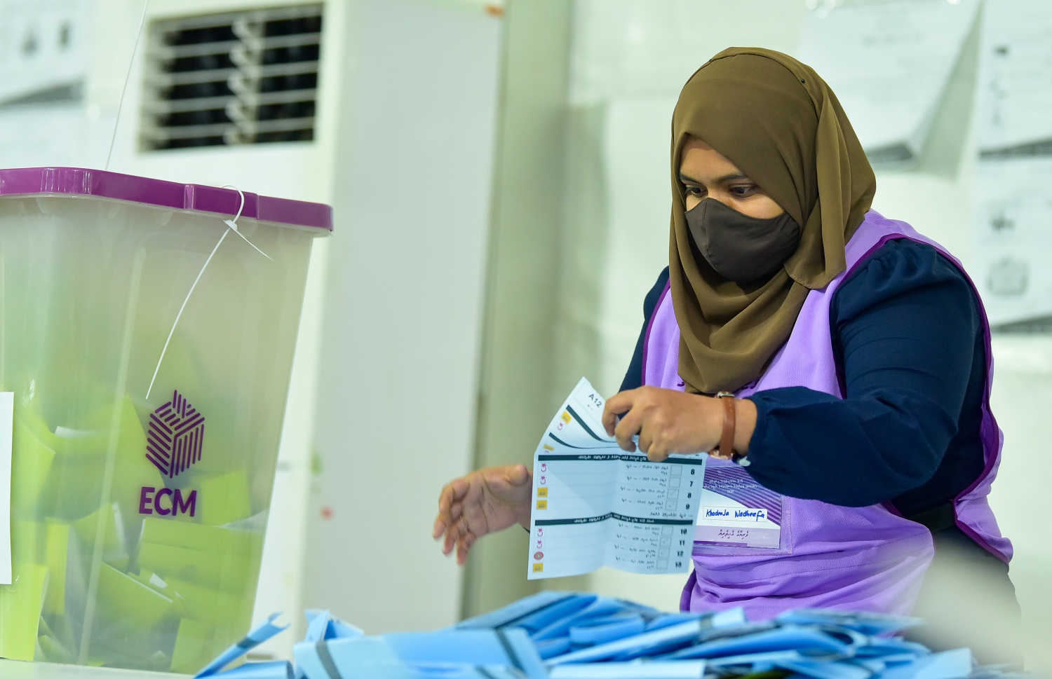 މާލެ: އޭޕްރިލް 10، 2020: ލޯކަލް ކައުންސިލް އިންތިހާބުގެ ވޯޓު ގުނުމުގެ މަސައްކަތް ކުރިއަށް ދަނީ.-- ފޮޓޯ: އަހުމަދު އަވްޝަން އިލްޔާސް /މިހާރު