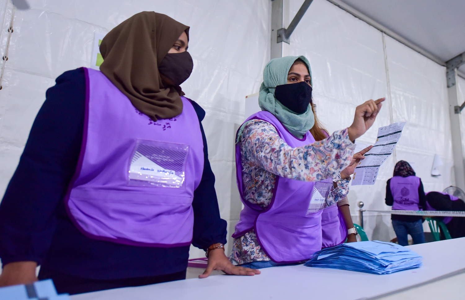 މާލެ: އޭޕްރިލް 10، 2020: ލޯކަލް ކައުންސިލް އިންތިހާބުގެ ވޯޓު ގުނުމުގެ މަސައްކަތް ކުރިއަށް ދަނީ.-- ފޮޓޯ: އަހުމަދު އަވްޝަން އިލްޔާސް /މިހާރު