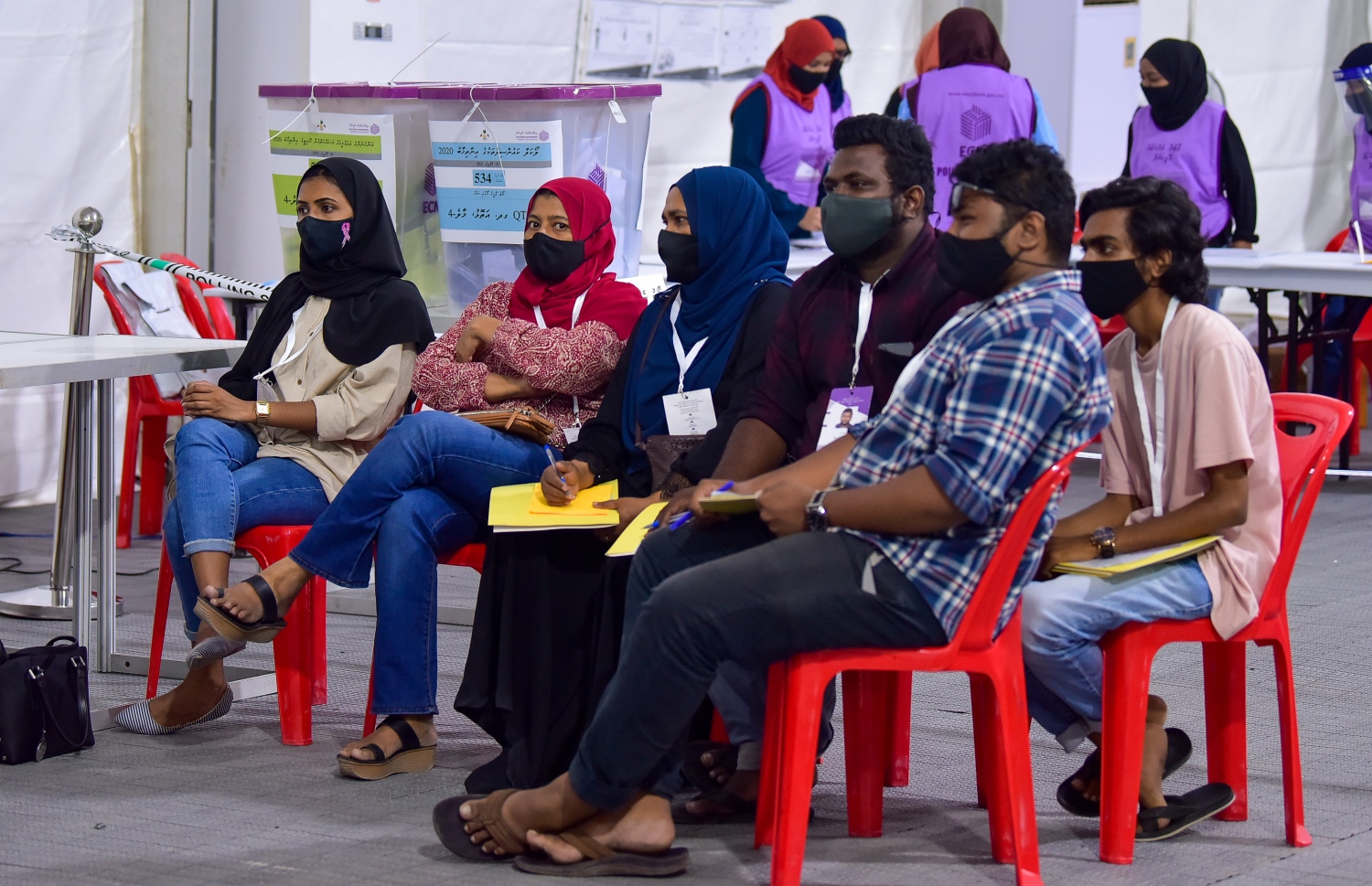 މާލެ: އޭޕްރިލް 10، 2020: ލޯކަލް ކައުންސިލް އިންތިހާބުގެ ވޯޓު ގުނުމުގެ މަސައްކަތް ފެށިގެން ދާއިރު، އޮބްޒާވަރުންތަކެއް މަރުކަޒު ތެރޭގައި މަޑުކޮށްލައިގެން.-- ފޮޓޯ: އަހުމަދު އަވްޝަން އިލްޔާސް /މިހާރު