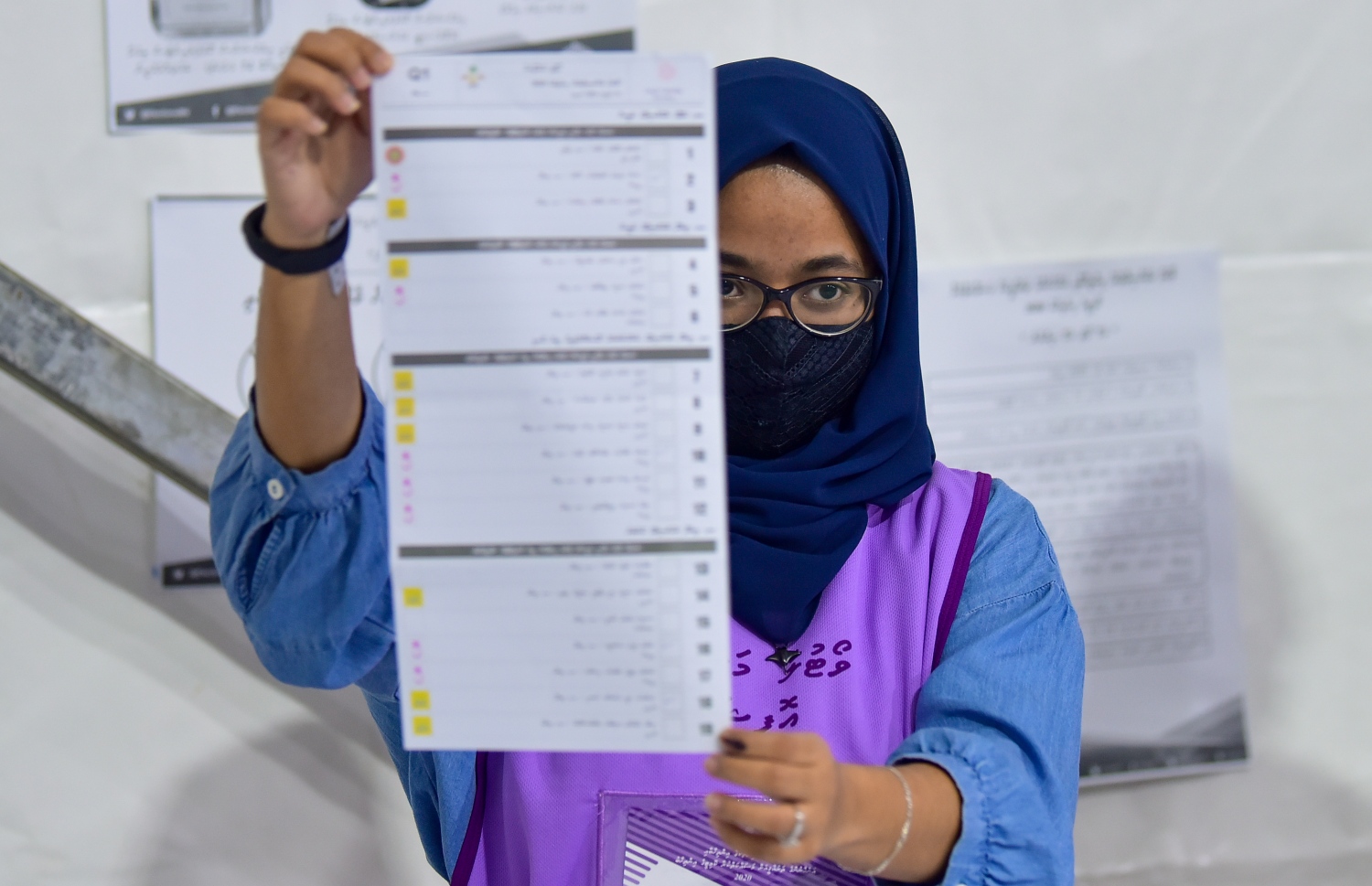 މާލެ: އޭޕްރިލް 10، 2020: ލޯކަލް ކައުންސިލް އިންތިހާބުގެ ވޯޓު ގުނުމުގެ މަސައްކަތް ކުރިއަށް ދަނީ.-- ފޮޓޯ: އަހުމަދު އަވްޝަން އިލްޔާސް /މިހާރު