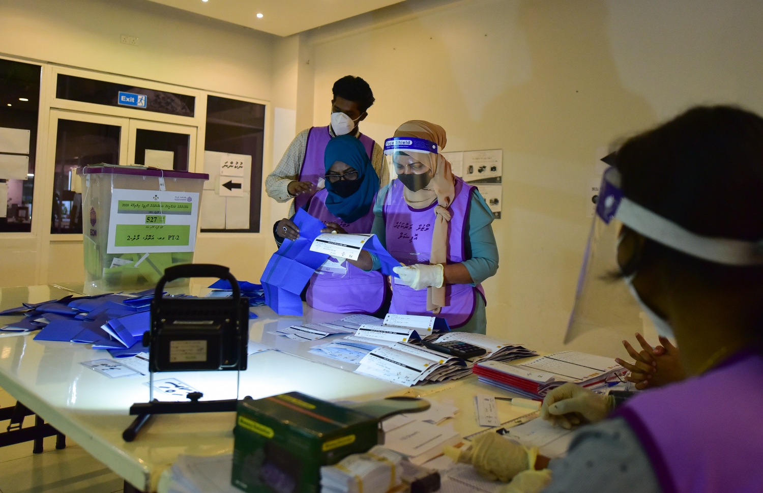 މާލެ: އޭޕްރިލް 10، 2020: ލޯކަލް ކައުންސިލް އިންތިހާބުގެ ވޯޓު ގުނުމުގެ މަސައްކަތް ކުރިއަށް ދަނީ.-- ފޮޓޯ: އަހުމަދު އަވްޝަން އިލްޔާސް /މިހާރު