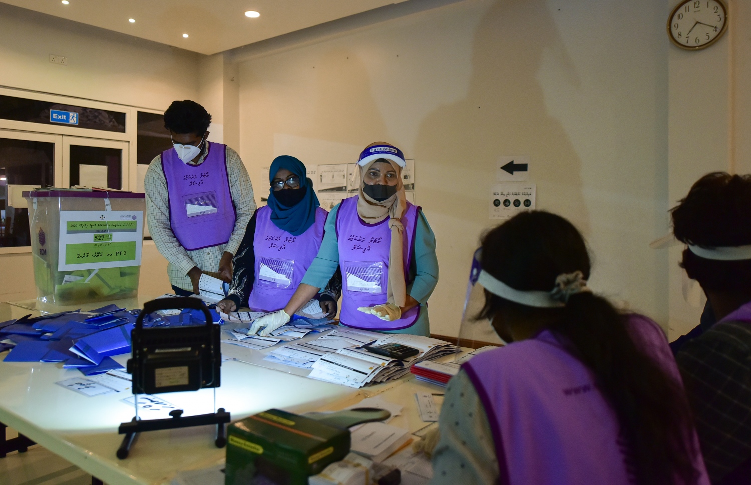 މާލެ: އޭޕްރިލް 10، 2020: ލޯކަލް ކައުންސިލް އިންތިހާބުގެ ވޯޓު ގުނުމުގެ މަސައްކަތް ކުރިއަށް ދަނީ.-- ފޮޓޯ: އަހުމަދު އަވްޝަން އިލްޔާސް /މިހާރު