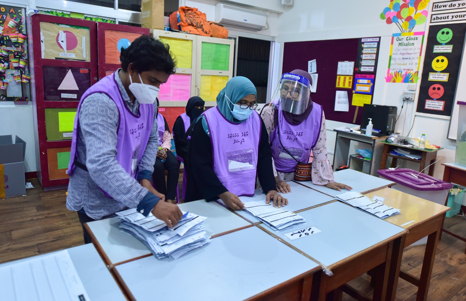 މާލެ: އޭޕްރިލް 10، 2020: ލޯކަލް ކައުންސިލް އިންތިހާބުގެ ވޯޓު ގުނުމުގެ މަސައްކަތް ކުރިއަށް ދަނީ.-- ފޮޓޯ: އަހުމަދު އަވްޝަން އިލްޔާސް /މިހާރު