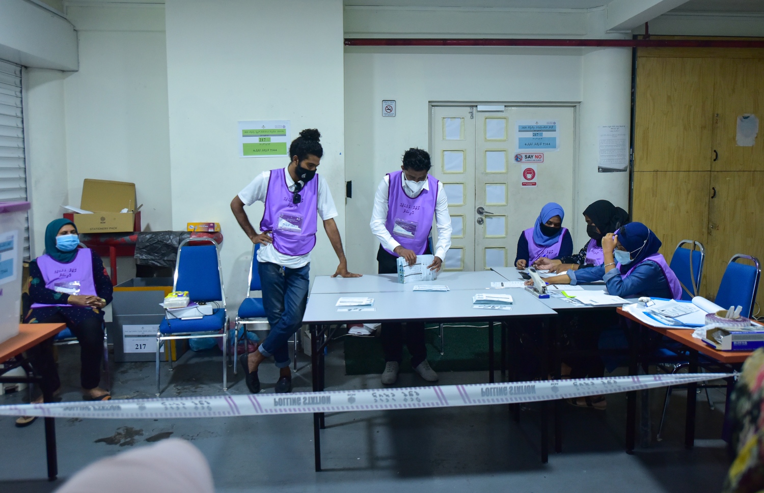 މާލެ: އޭޕްރިލް 10، 2020: ލޯކަލް ކައުންސިލް އިންތިހާބުގެ ވޯޓު ގުނުމުގެ މަސައްކަތް ކުރިއަށް ދަނީ.-- ފޮޓޯ: އަހުމަދު އަވްޝަން އިލްޔާސް /މިހާރު