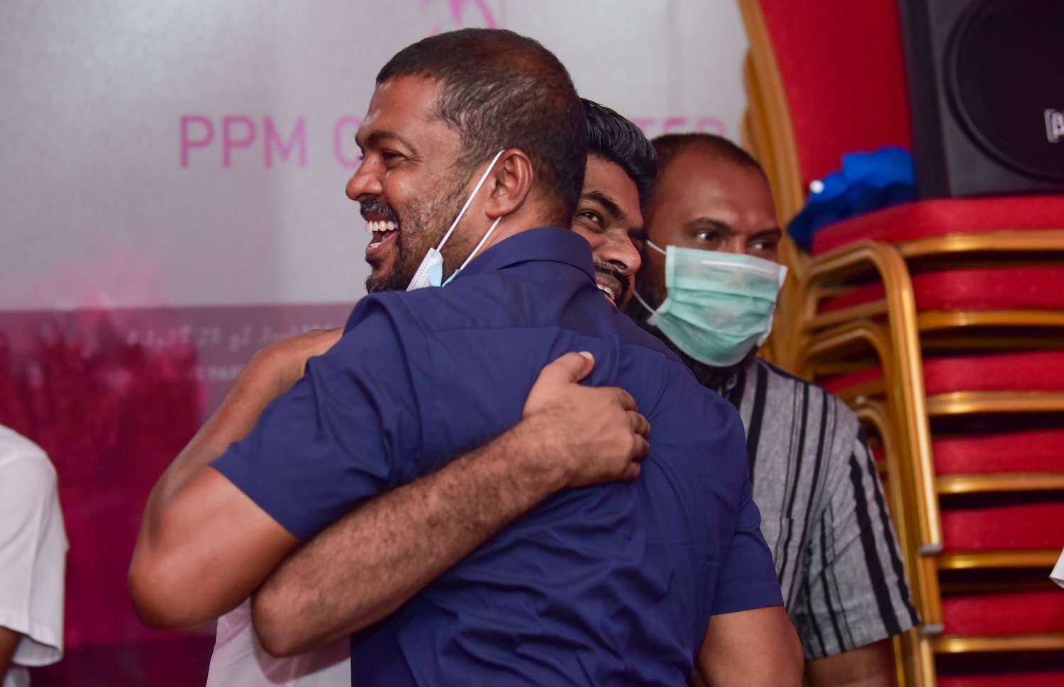 އޭޕްރީލް 10، 20121- މި ފަހަރުގެ ލޯކަލް ކައުންސިލްތަކުގެ އިންތިޚާބުގައި މާލޭ ސިޓީ ކައުންސިލަށް ޕީޕީއެމްގެ ޓިކެޓުގައި ނުކުންނަވައި، އެމްޑީޕީގެ މައްޗަށް ބޮޑު ކާމިޔާބީ ހޯއްދެވި ބައެއް ކެންޑިޑޭޓުން އުފާފާޅުކުރައްވަނީ.---ފޮޓޯ: އަހުމަދު އަވްޝަން/މިހާރު