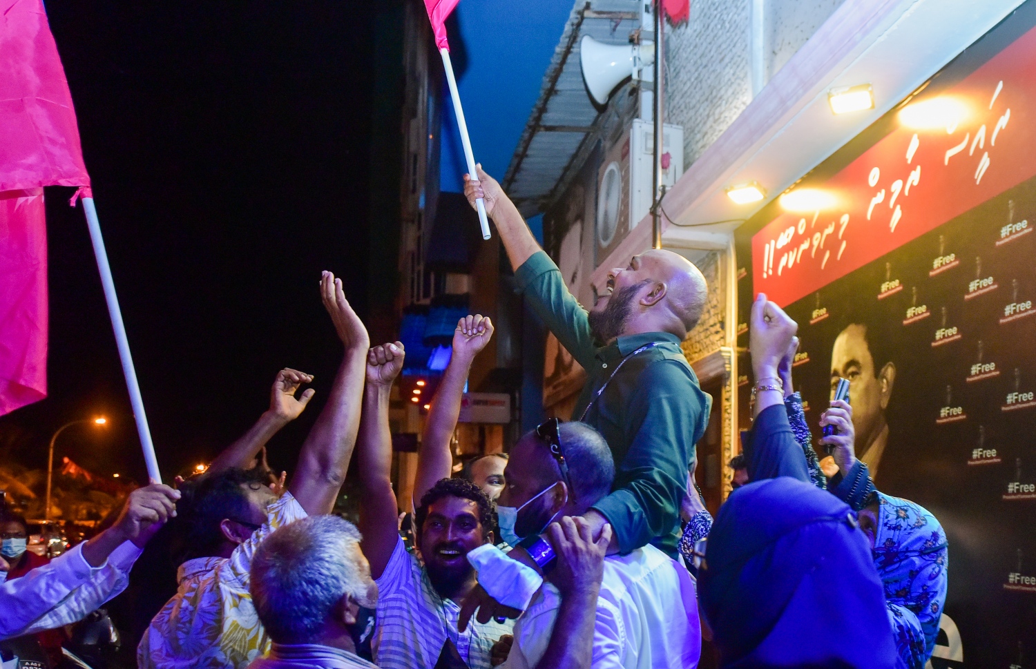 އޭޕްރީލް 10، 20121- މި ފަހަރުގެ ލޯކަލް ކައުންސިލްތަކުގެ އިންތިޚާބުގައި އެމްޑީޕީގެ މައްޗަށް އިދިކޮޅު ޕީޕީއެމަށް ހޯދުނު ބޮޑު ކާމިޔާބީ، އެ ޕާޓީގެ އޮފީހުގެ ބޭރުގައި ފާހަގަކުރަނީ.---ފޮޓޯ: އަހުމަދު އަވްޝަން/މިހާރު