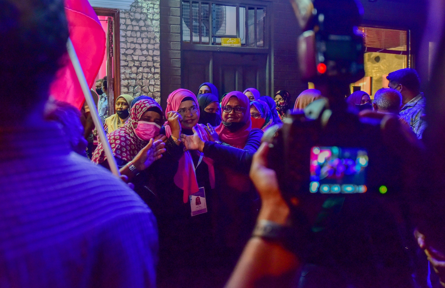 އޭޕްރީލް 10، 20121- މި ފަހަރުގެ ލޯކަލް ކައުންސިލްތަކުގެ އިންތިޚާބުގައި އެމްޑީޕީގެ މައްޗަށް އިދިކޮޅު ޕީޕީއެމަށް ހޯދުނު ބޮޑު ކާމިޔާބީ، އެ ޕާޓީގެ އޮފީހުގެ ބޭރުގައި ފާހަގަކުރަނީ.---ފޮޓޯ: އަހުމަދު އަވްޝަން/މިހާރު