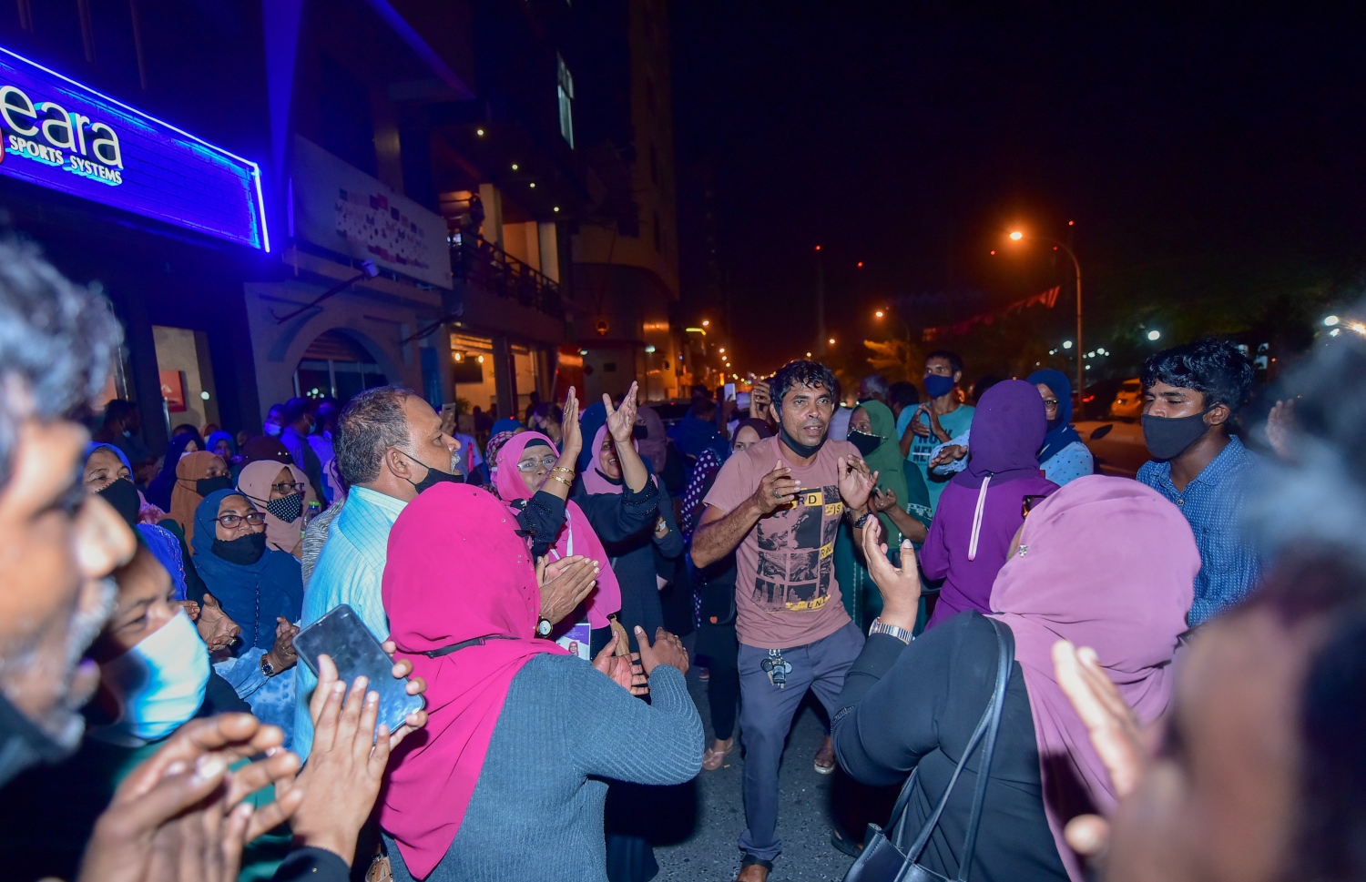 އޭޕްރީލް 10، 20121- މި ފަހަރުގެ ލޯކަލް ކައުންސިލްތަކުގެ އިންތިޚާބުގައި އެމްޑީޕީގެ މައްޗަށް އިދިކޮޅު ޕީޕީއެމަށް ހޯދުނު ބޮޑު ކާމިޔާބީ، އެ ޕާޓީގެ އޮފީހުގެ ބޭރުގައި ފާހަގަކުރަނީ.---ފޮޓޯ: އަހުމަދު އަވްޝަން/މިހާރު