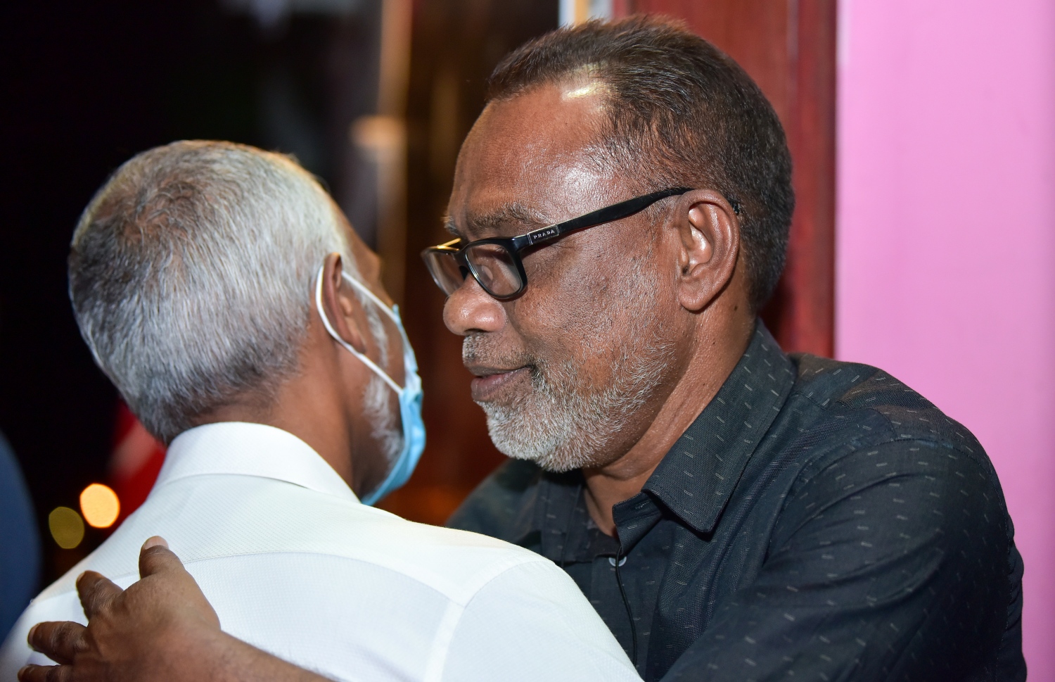 އޭޕްރީލް 10، 20121- މި ފަހަރުގެ ލޯކަލް ކައުންސިލްތަކުގެ އިންތިޚާބުގައި ޕީޕީއެމްގެ ޓިކެޓުގައި ނުކުންނަވައި، އެމްޑީޕީގެ މައްޗަށް ބޮޑު ކާމިޔާބީއެއް ހޯއްދަވައި މާލޭގެ މޭޔަރުކަން ކަށަވަރު ކުރެއްވި ޑރ. މުއިއްޒަށް، އިދިކޮޅު ކޯލިޝަންގެ ވަގުތީ ލީޑަރު އަބްދުއްރަހީމް މަރުހަބާ ދަންނަވަނީ.---ފޮޓޯ: އަހުމަދު އަވްޝަން/މިހާރު