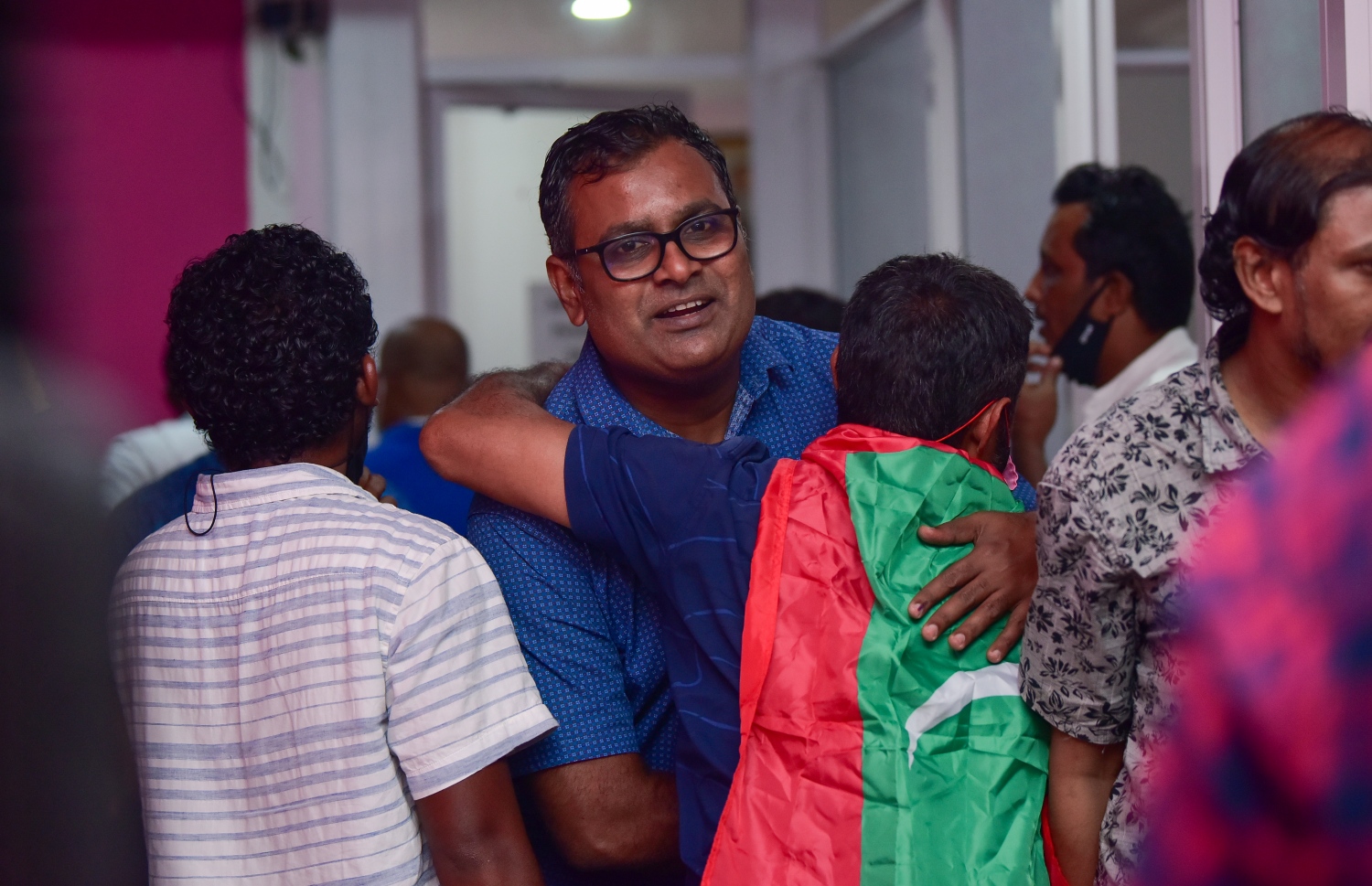 އޭޕްރީލް 10، 20121- މި ފަހަރުގެ ލޯކަލް ކައުންސިލްތަކުގެ އިންތިޚާބުގައި އެމްޑީޕީގެ މައްޗަށް އިދިކޮޅު ޕީޕީއެމަށް ހޯދުނު ބޮޑު ކާމިޔާބީ، އެ ޕާޓީގެ އޮފީހުގައި ފާހަގަކުރަނީ.---ފޮޓޯ: އަހުމަދު އަވްޝަން/މިހާރު